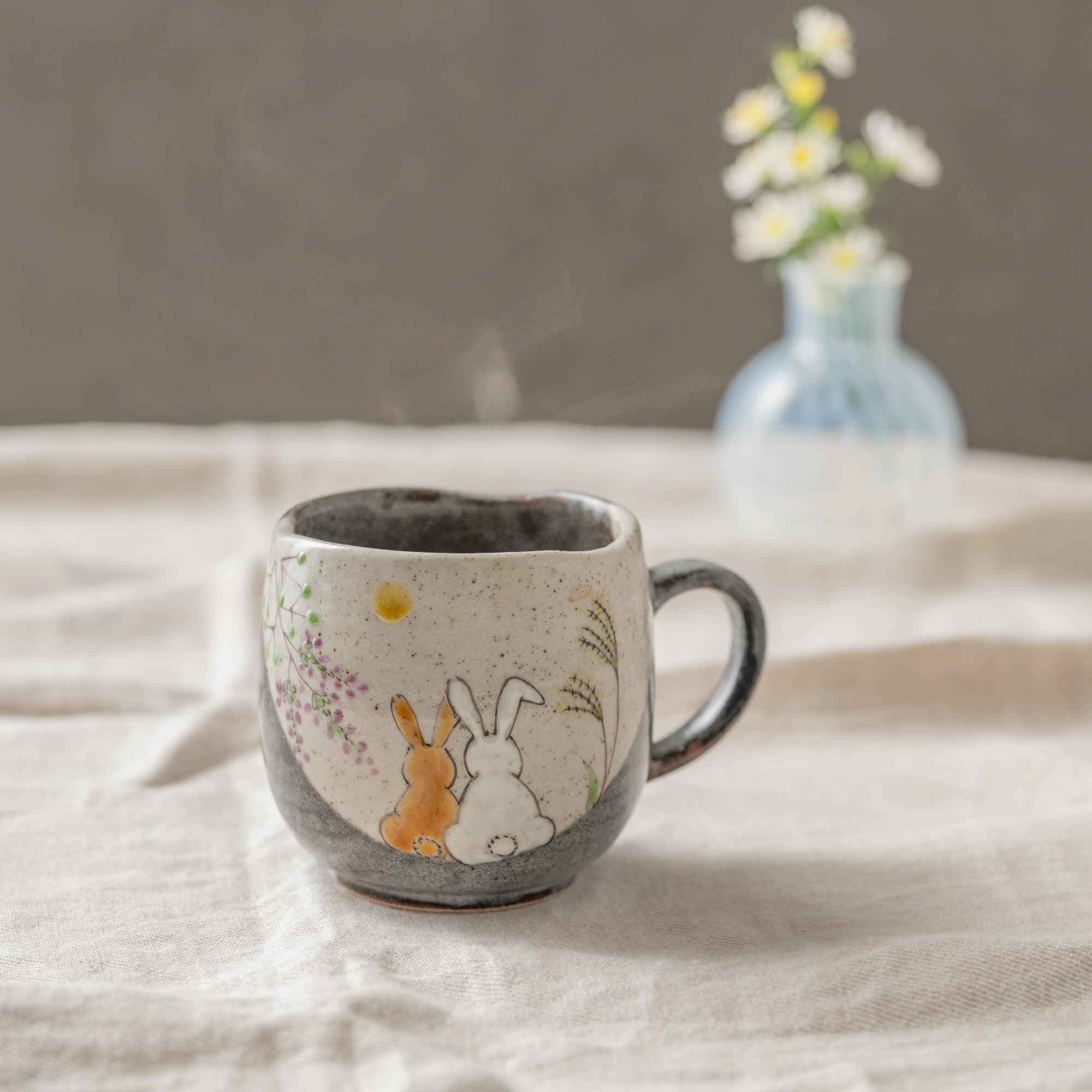 Taza Conejos en un lugar soleado