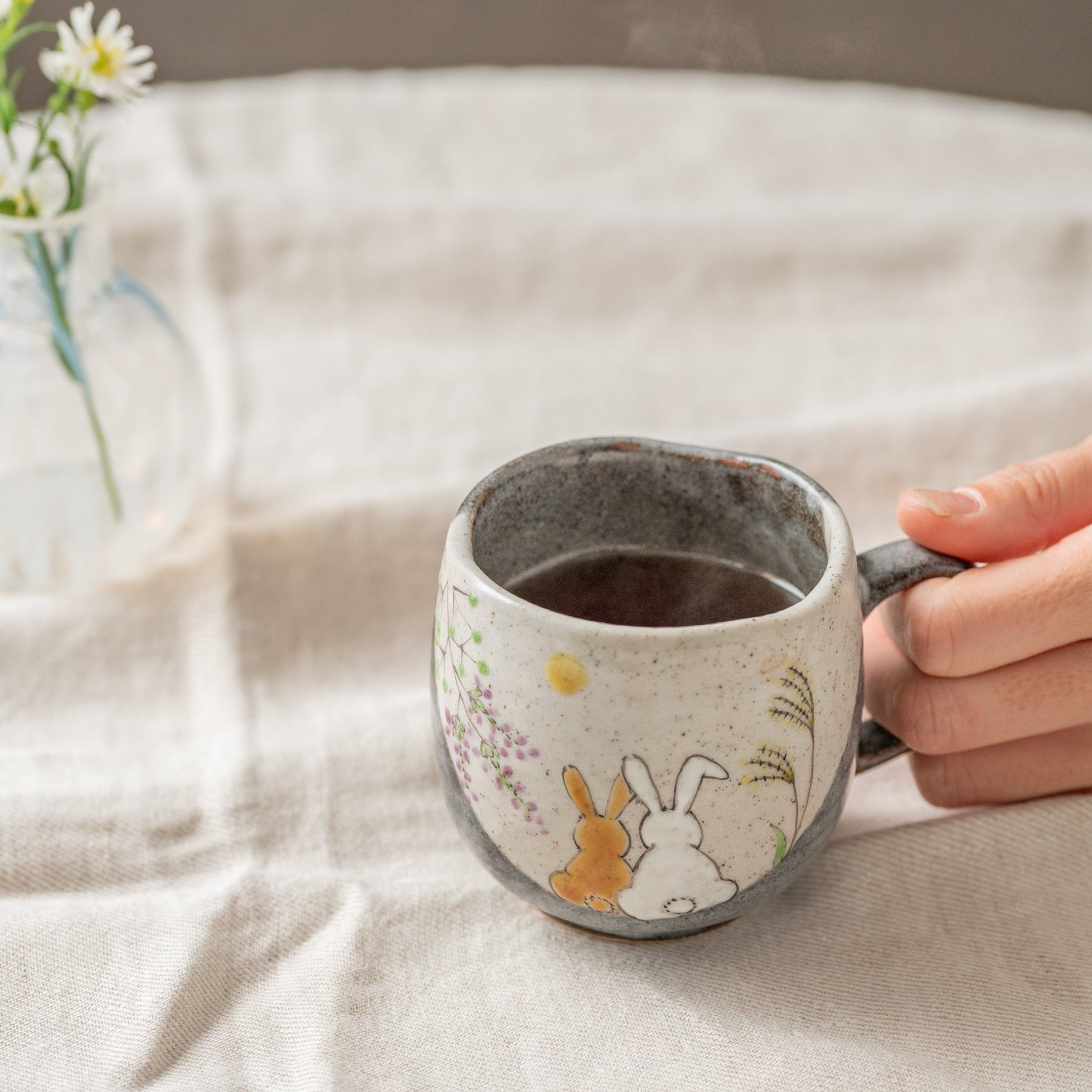 Taza Conejos en un lugar soleado