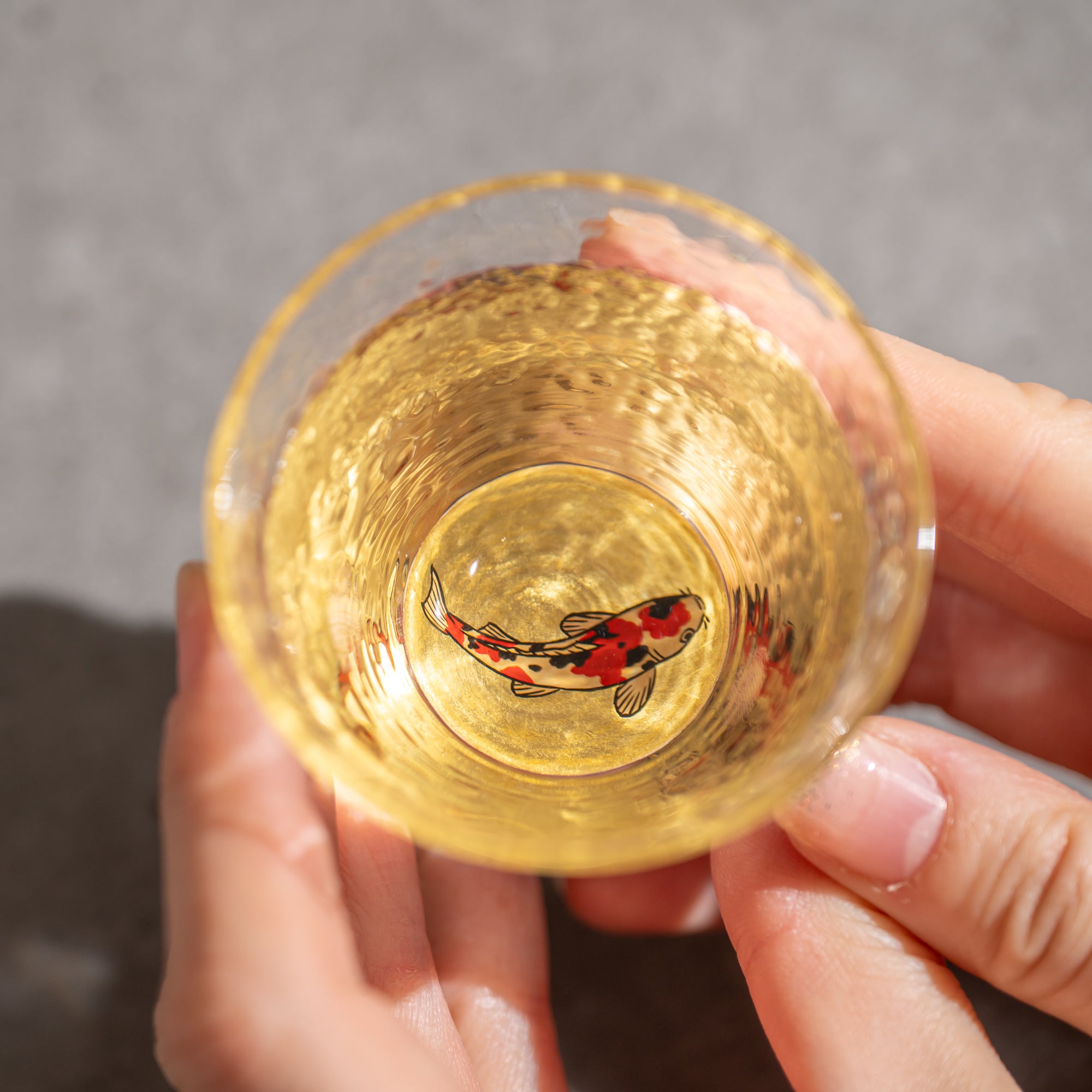 Copa de sake maki-e con forma de pez koi