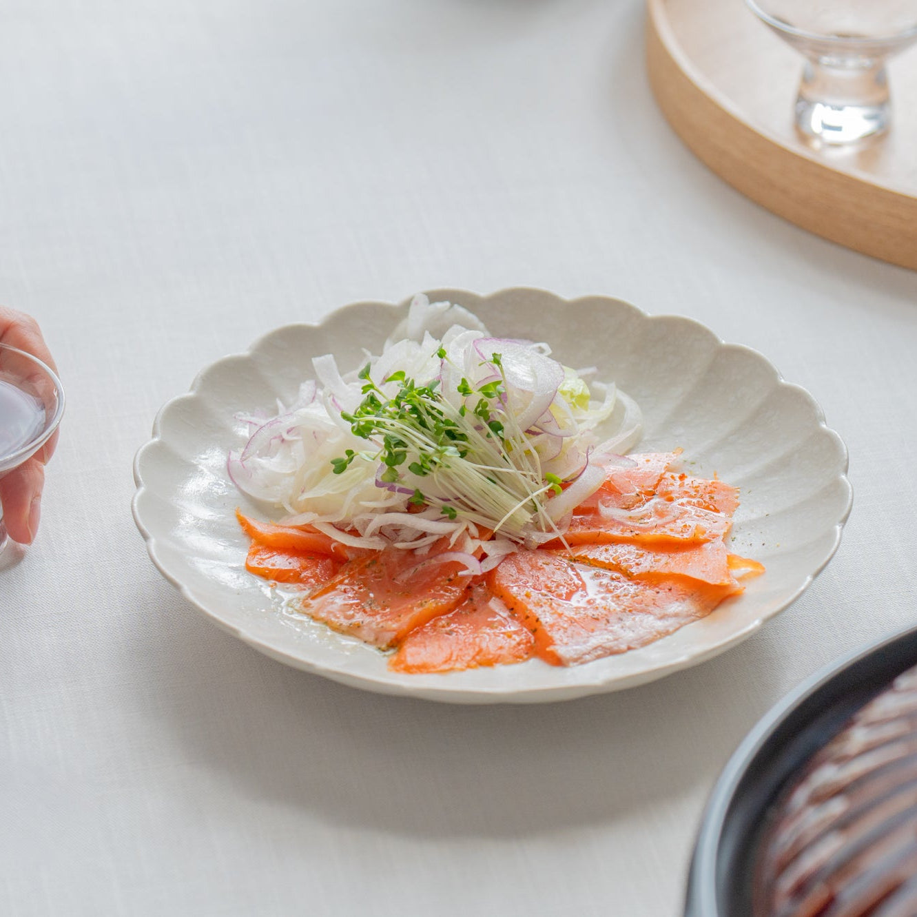 Plato llano de crisantemo blanco 