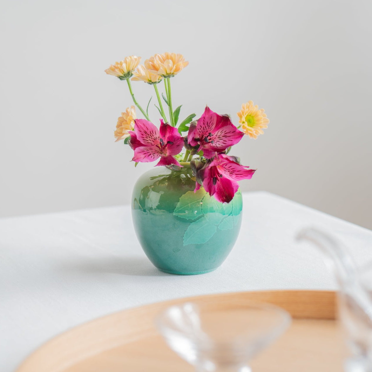 Jarrón japonés de flores con camelia Ginsai