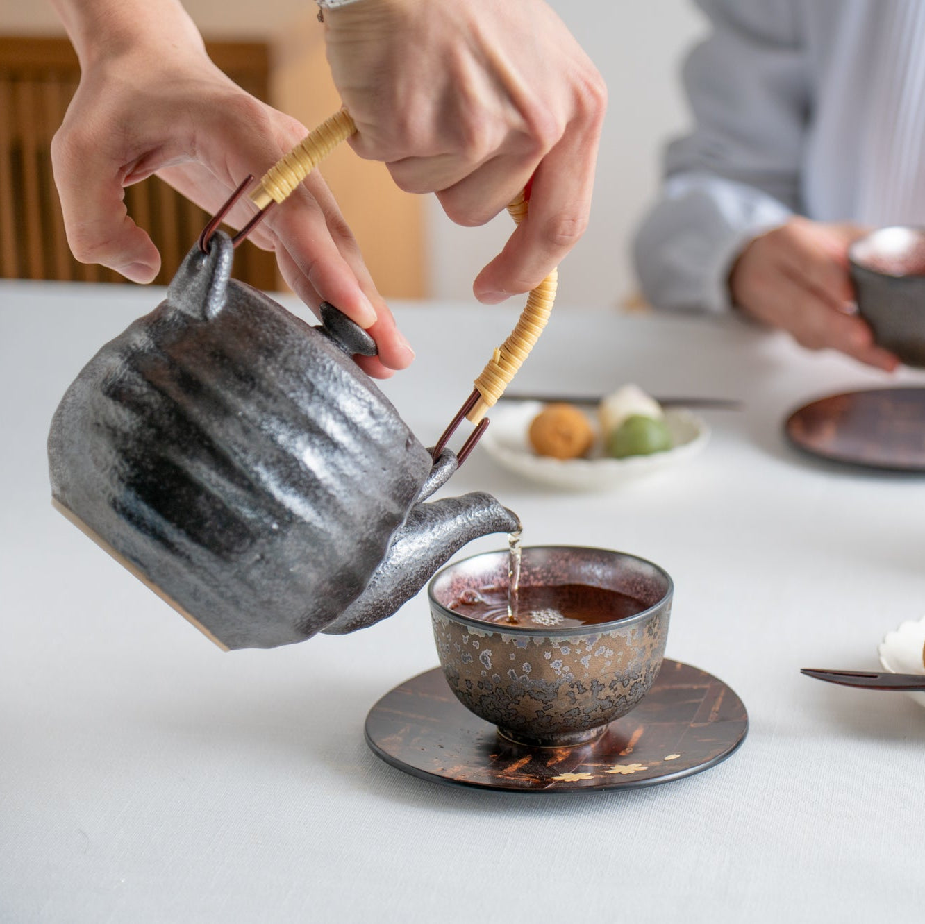 Tetera japonesa esmaltada en negro