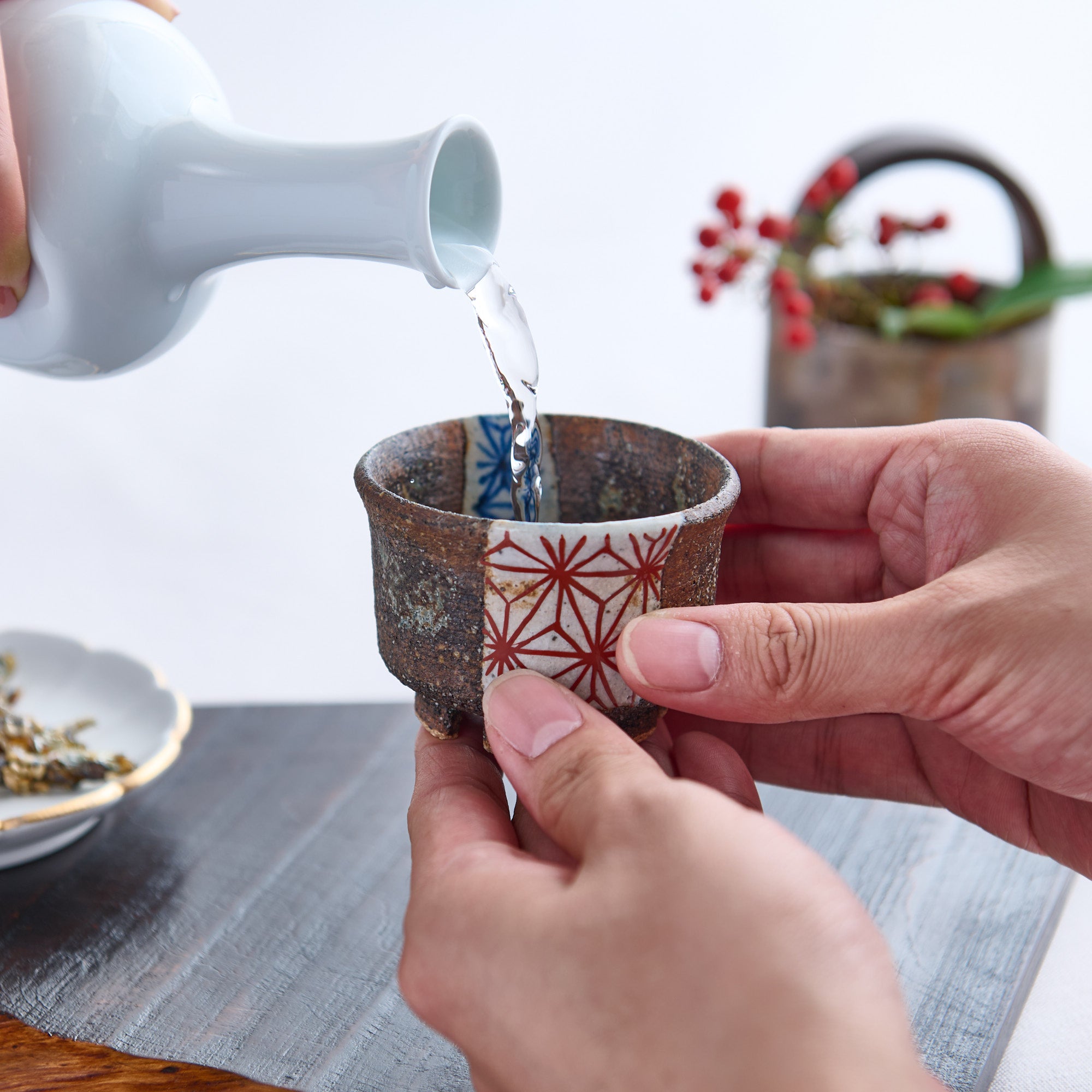 Taza de sake Guinomi con diseño de hoja de cáñamo