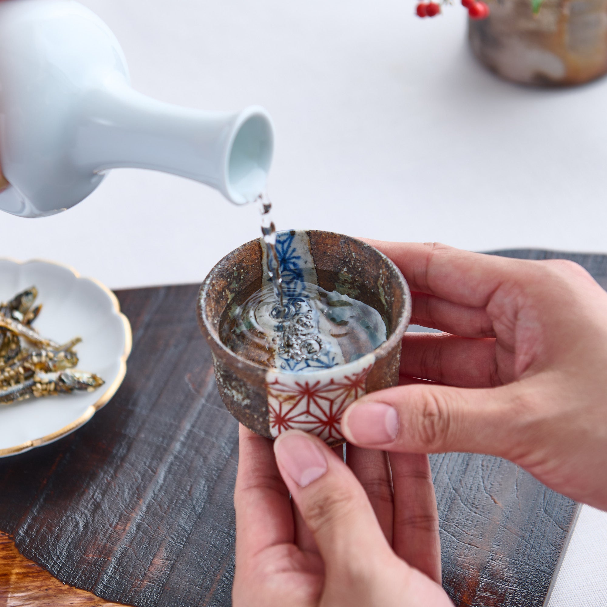 Taza de sake Guinomi con diseño de hoja de cáñamo