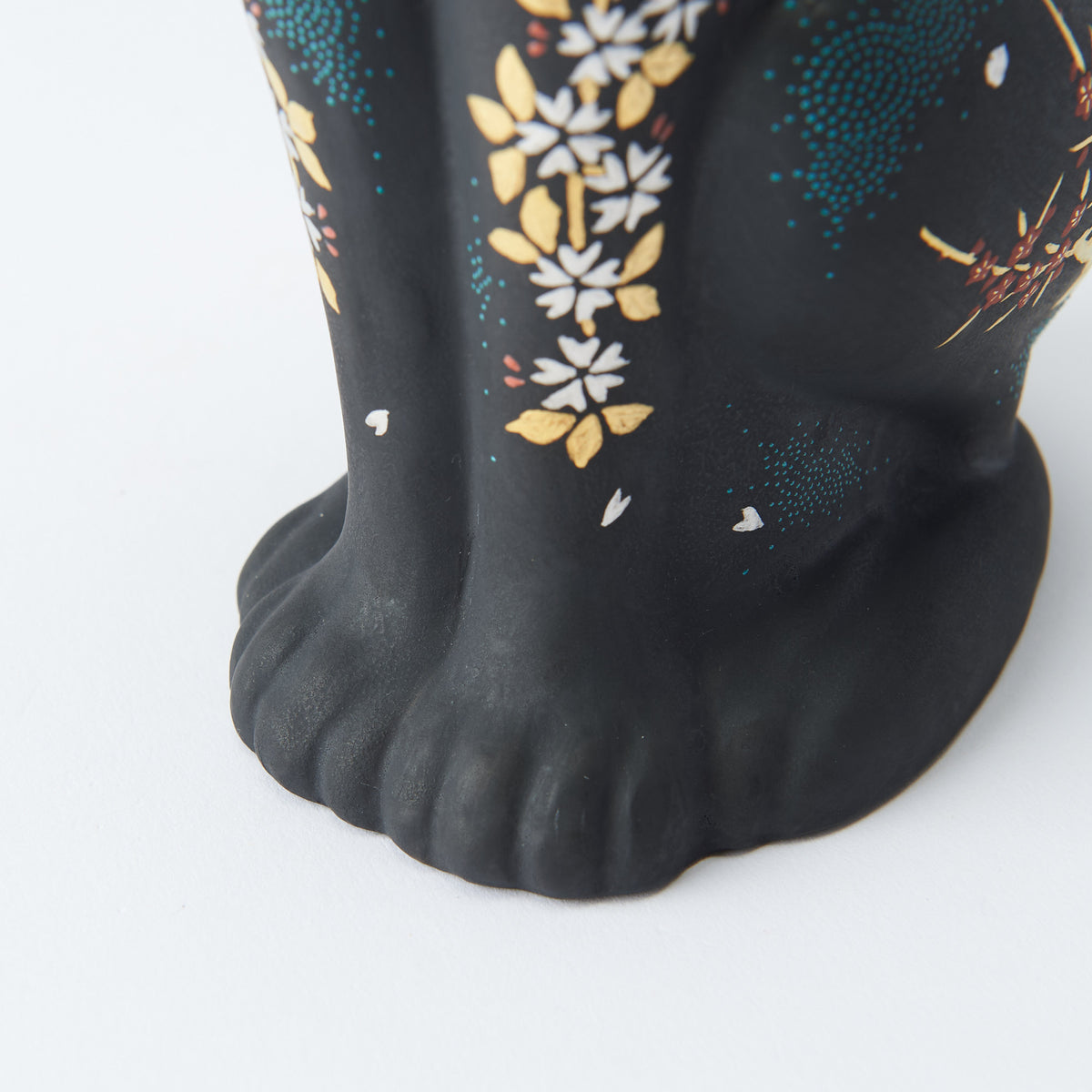 Morikin Aochibu Perserkatzenfigur nach links blickend