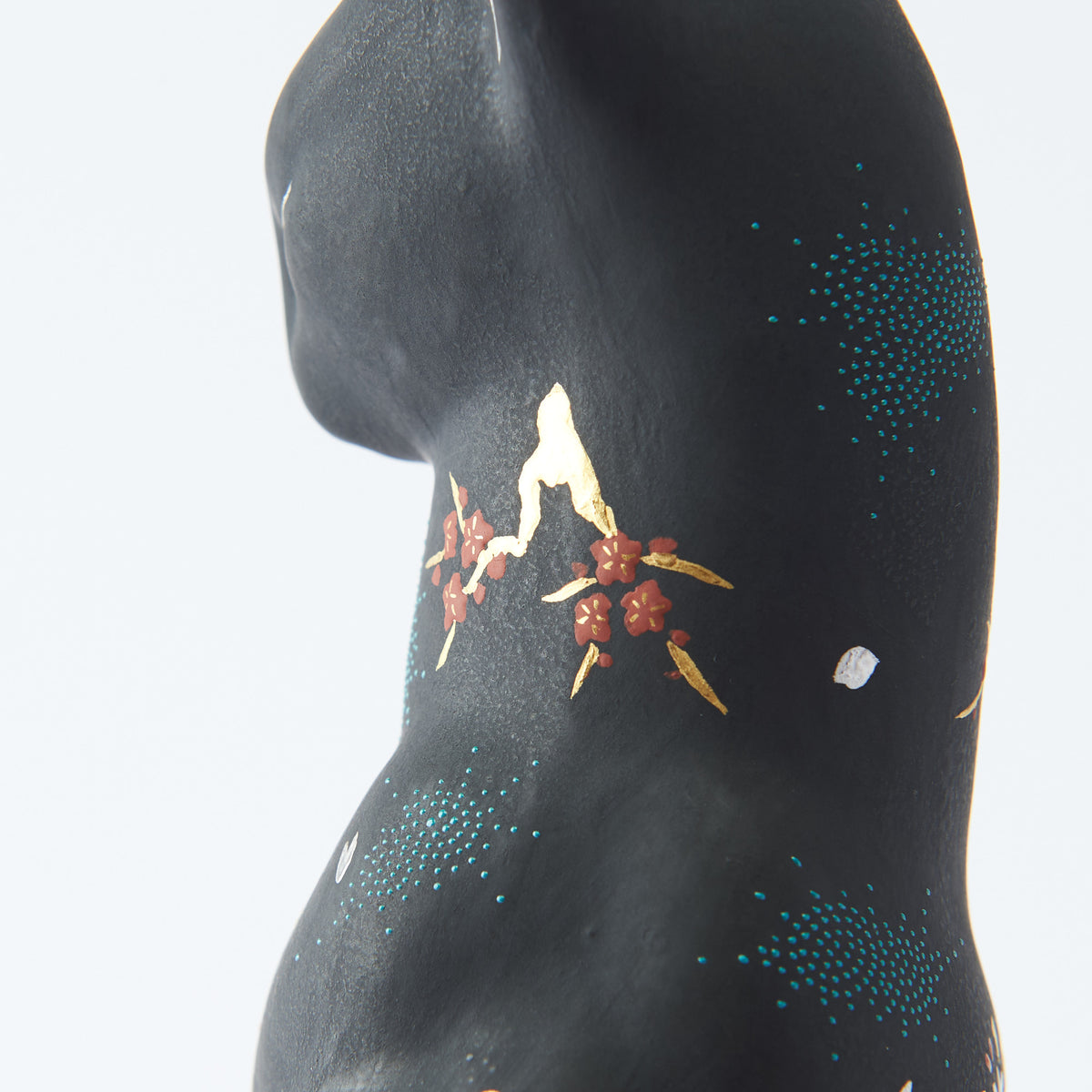 Morikin Aochibu Perserkatzenfigur nach links blickend