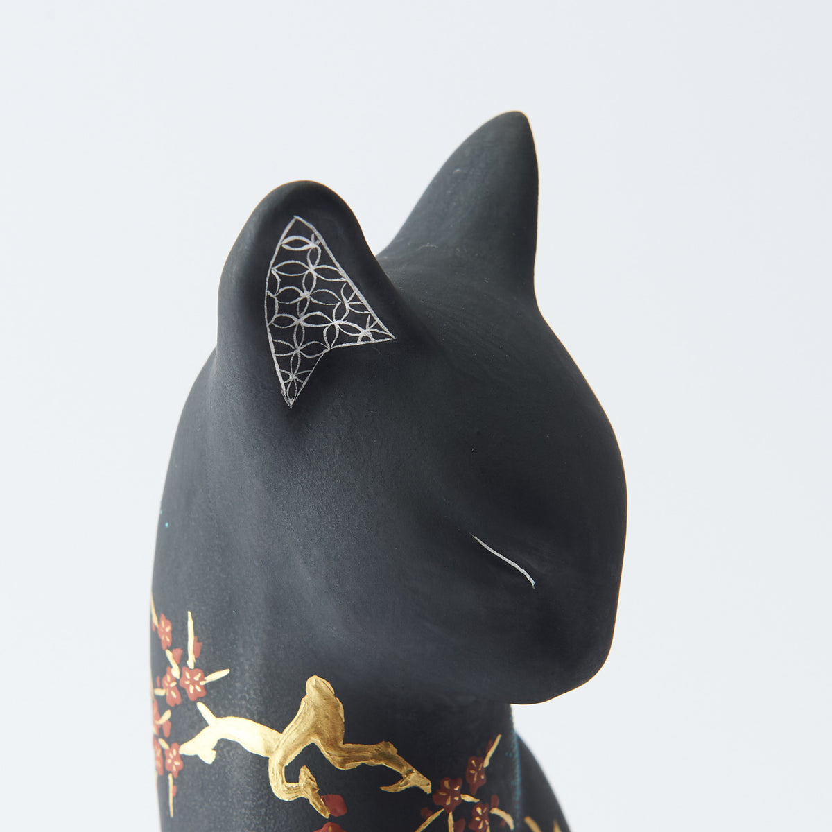 Morikin Aochibu Perserkatzenfigur nach links blickend
