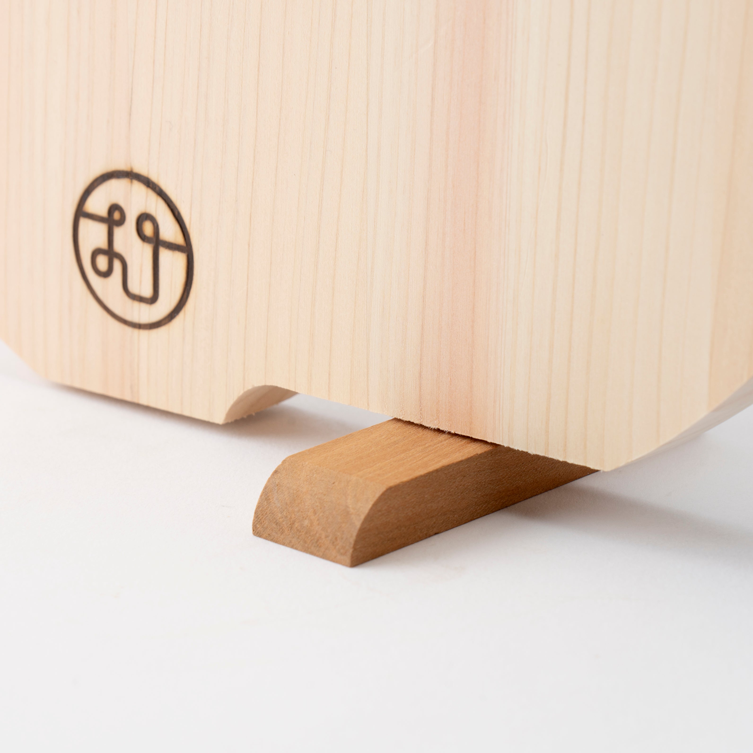 Tono Hinoki Round Cutting Board with Stand