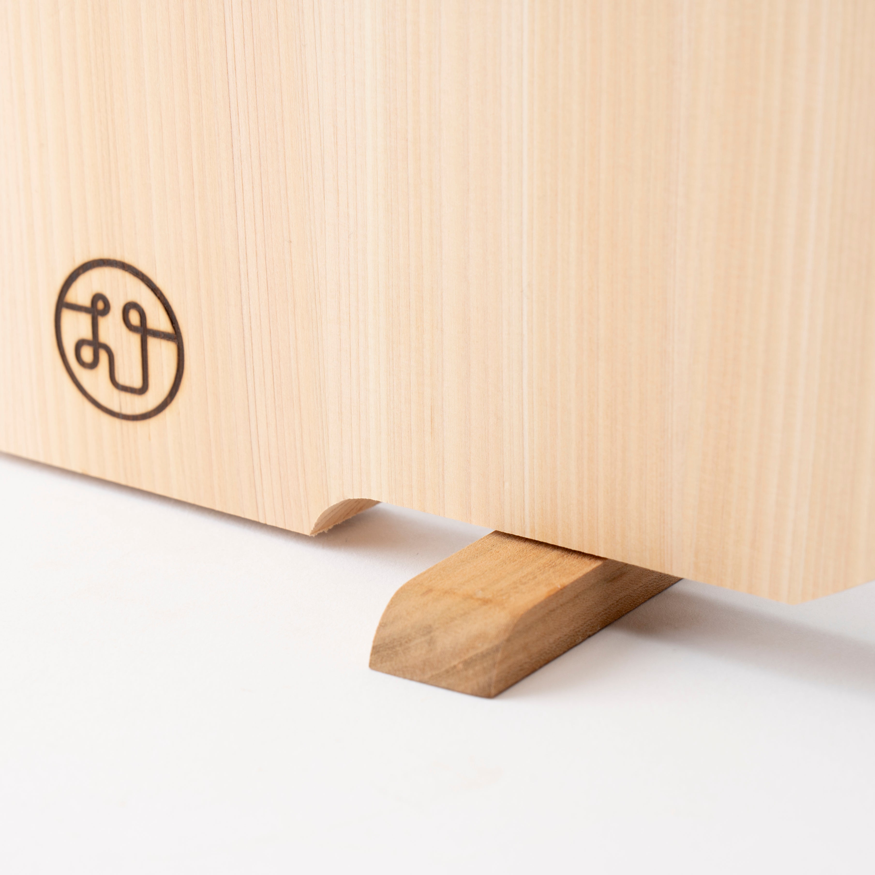 Tono Hinoki Round Cutting Board with Stand