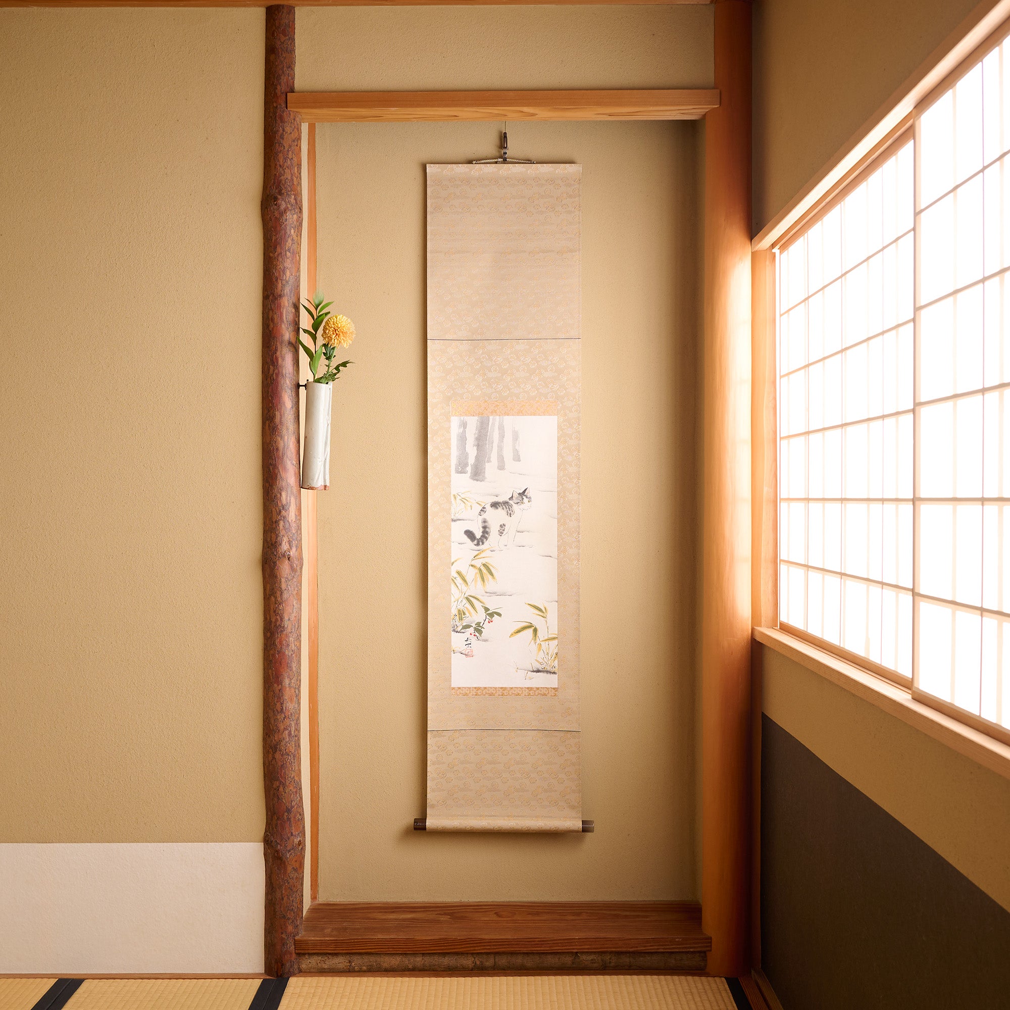 The Glancing-Back Cat Kakejiku Hanging Scroll