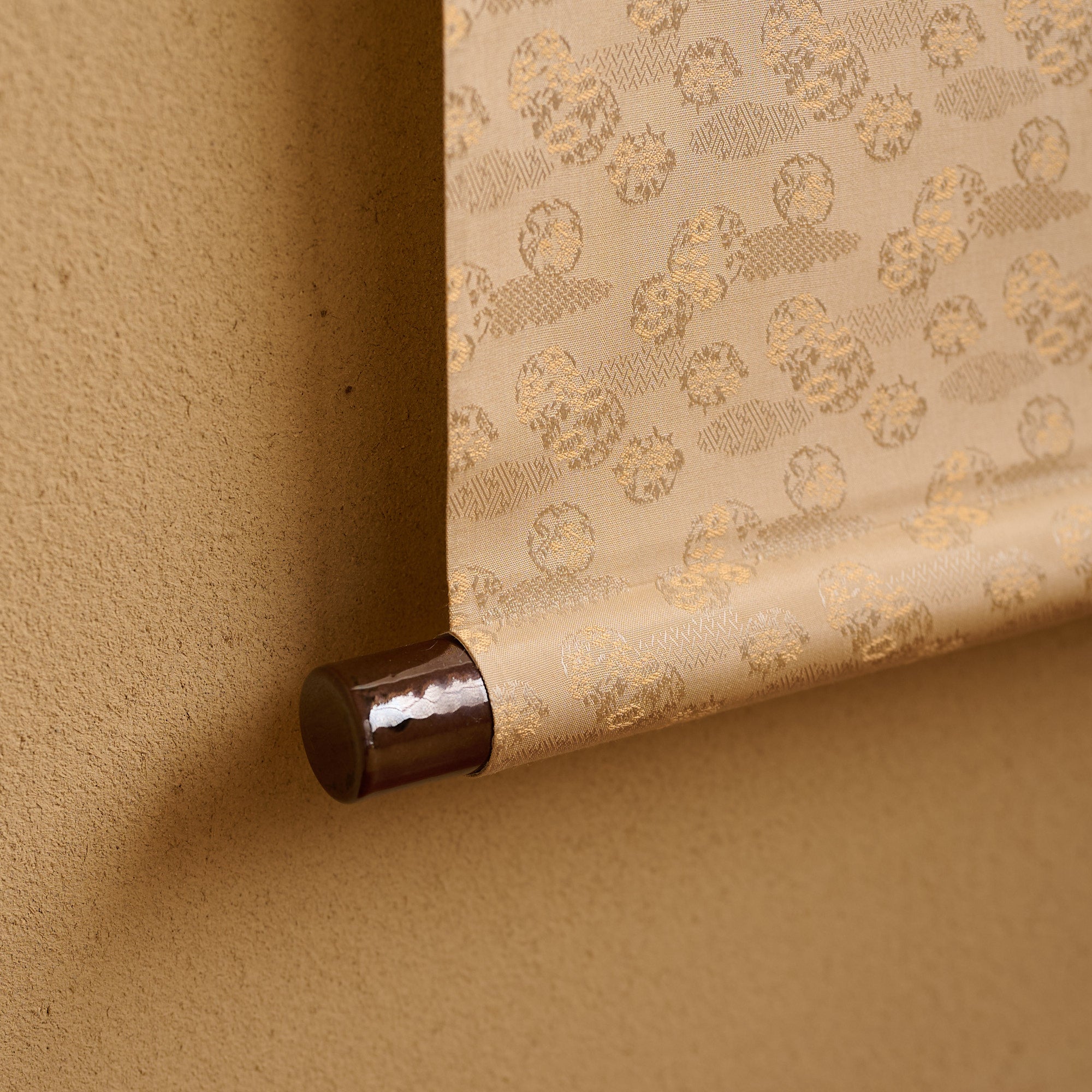 The Glancing-Back Cat Kakejiku Hanging Scroll