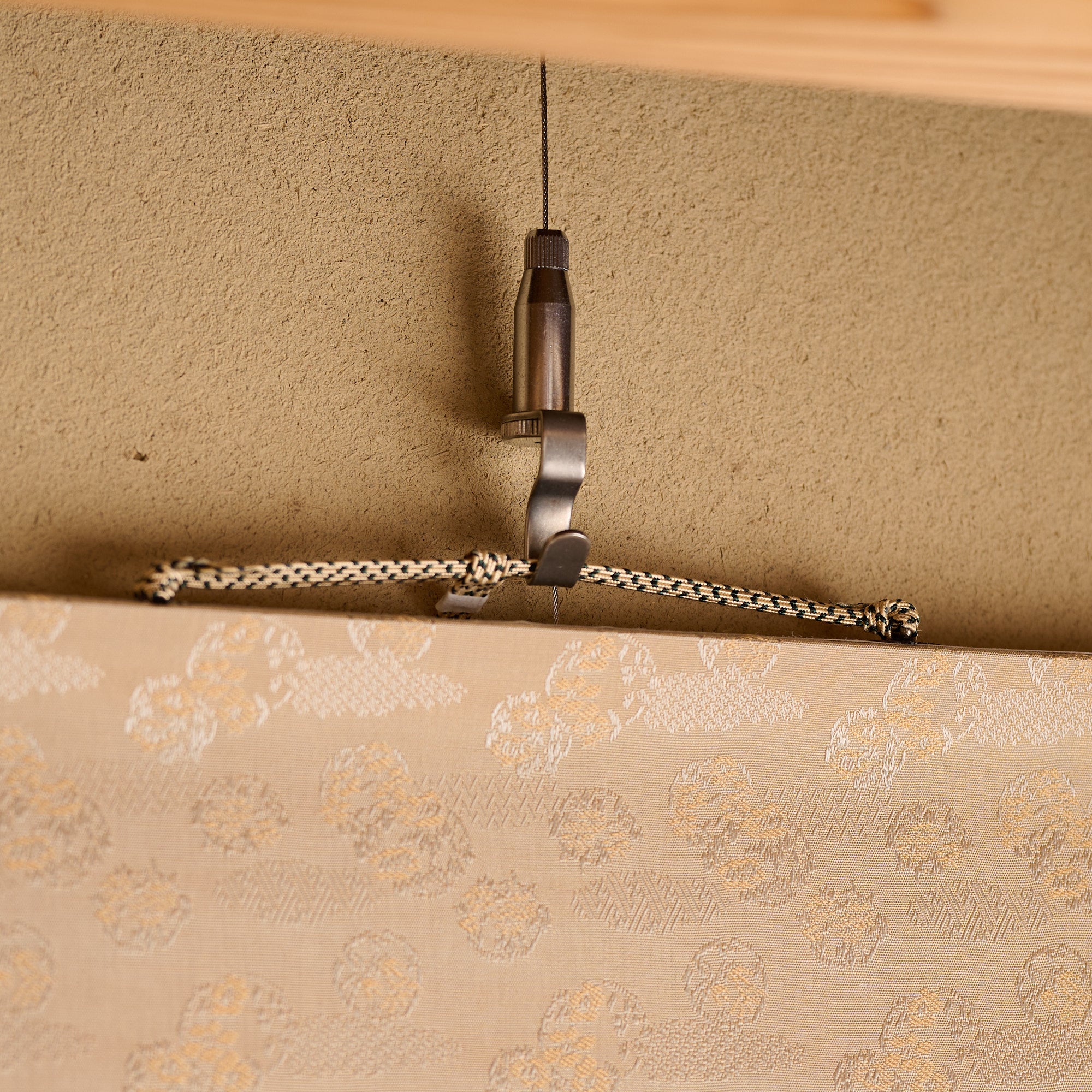 The Glancing-Back Cat Kakejiku Hanging Scroll