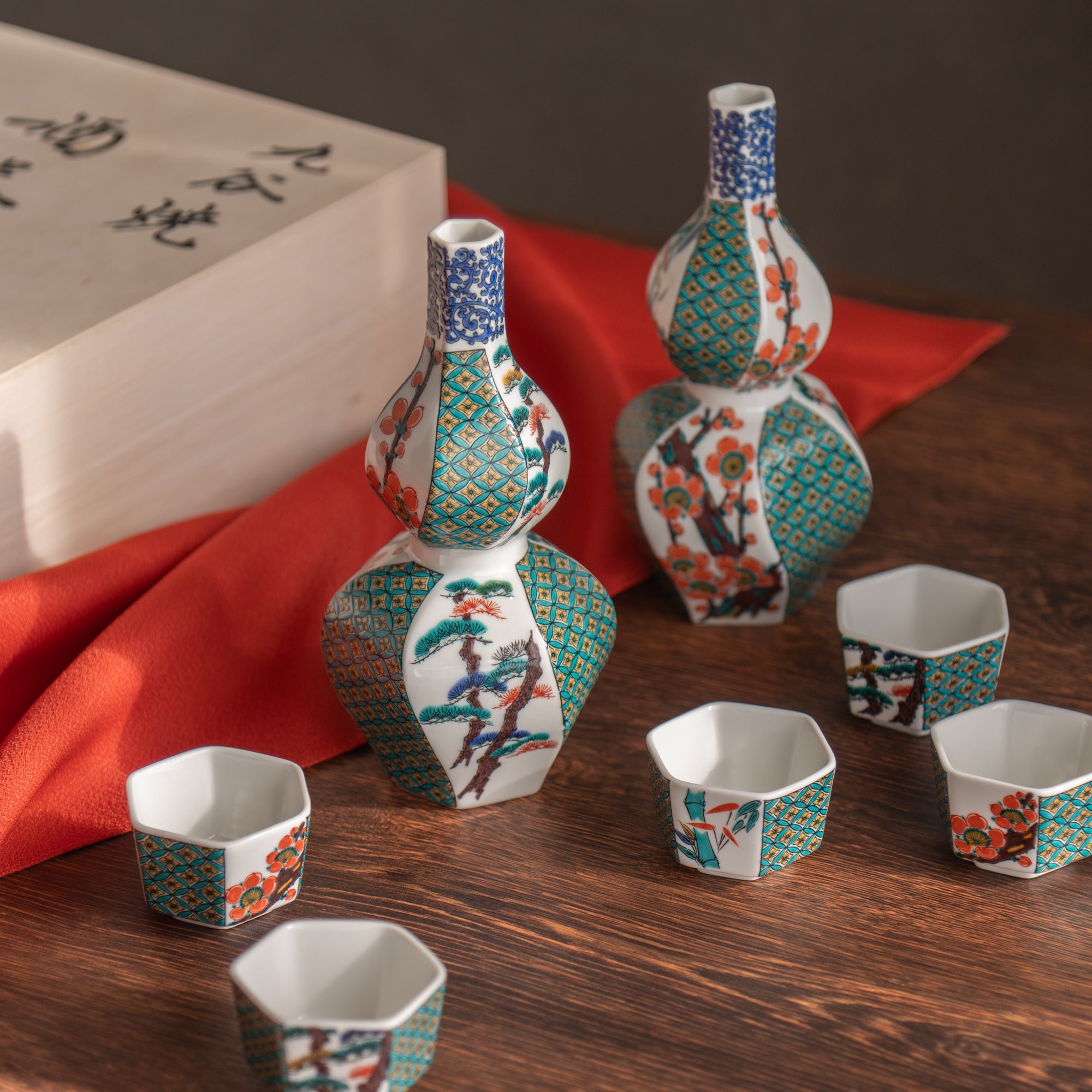 Service à saké en pin, bambou et prune