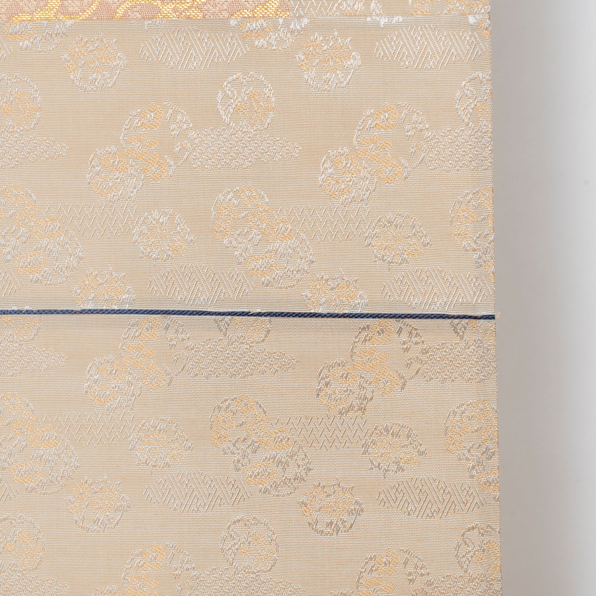 The Glancing-Back Cat Kakejiku Hanging Scroll