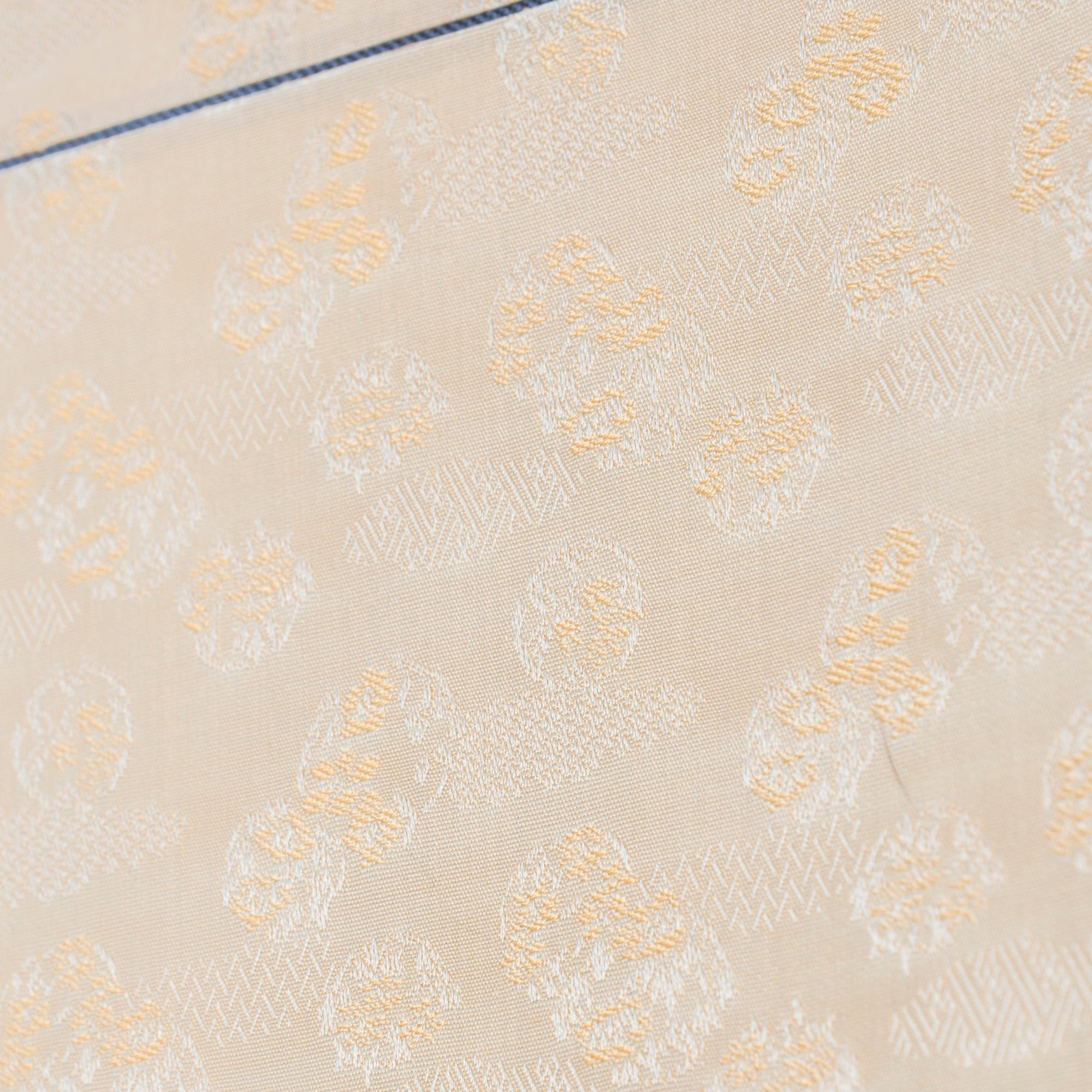 The Glancing-Back Cat Kakejiku Hanging Scroll