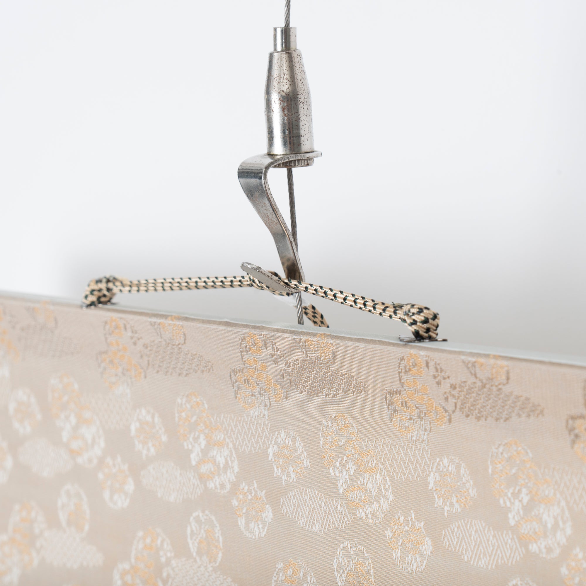 The Glancing-Back Cat Kakejiku Hanging Scroll