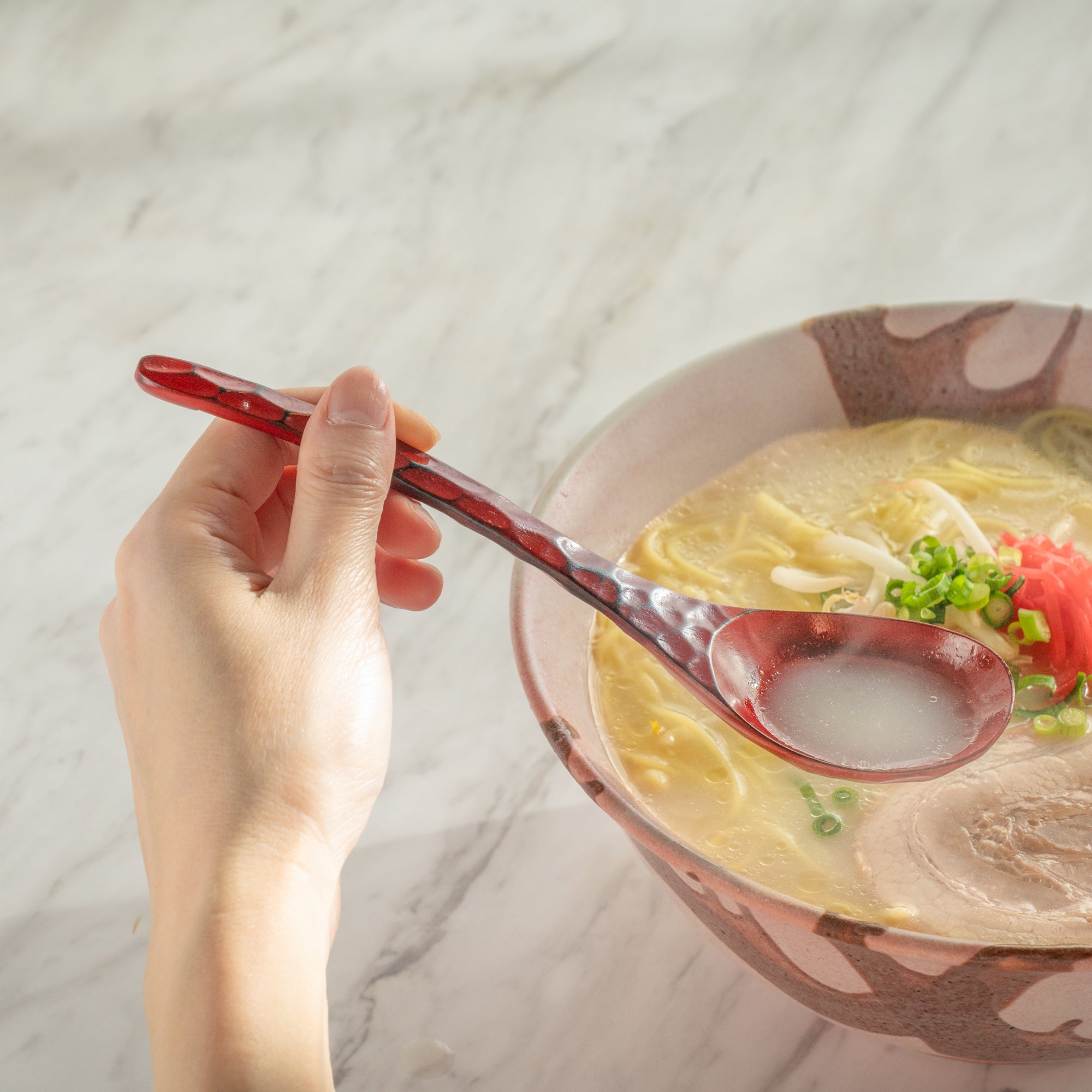 Cuchara para ramen con diseño de carey