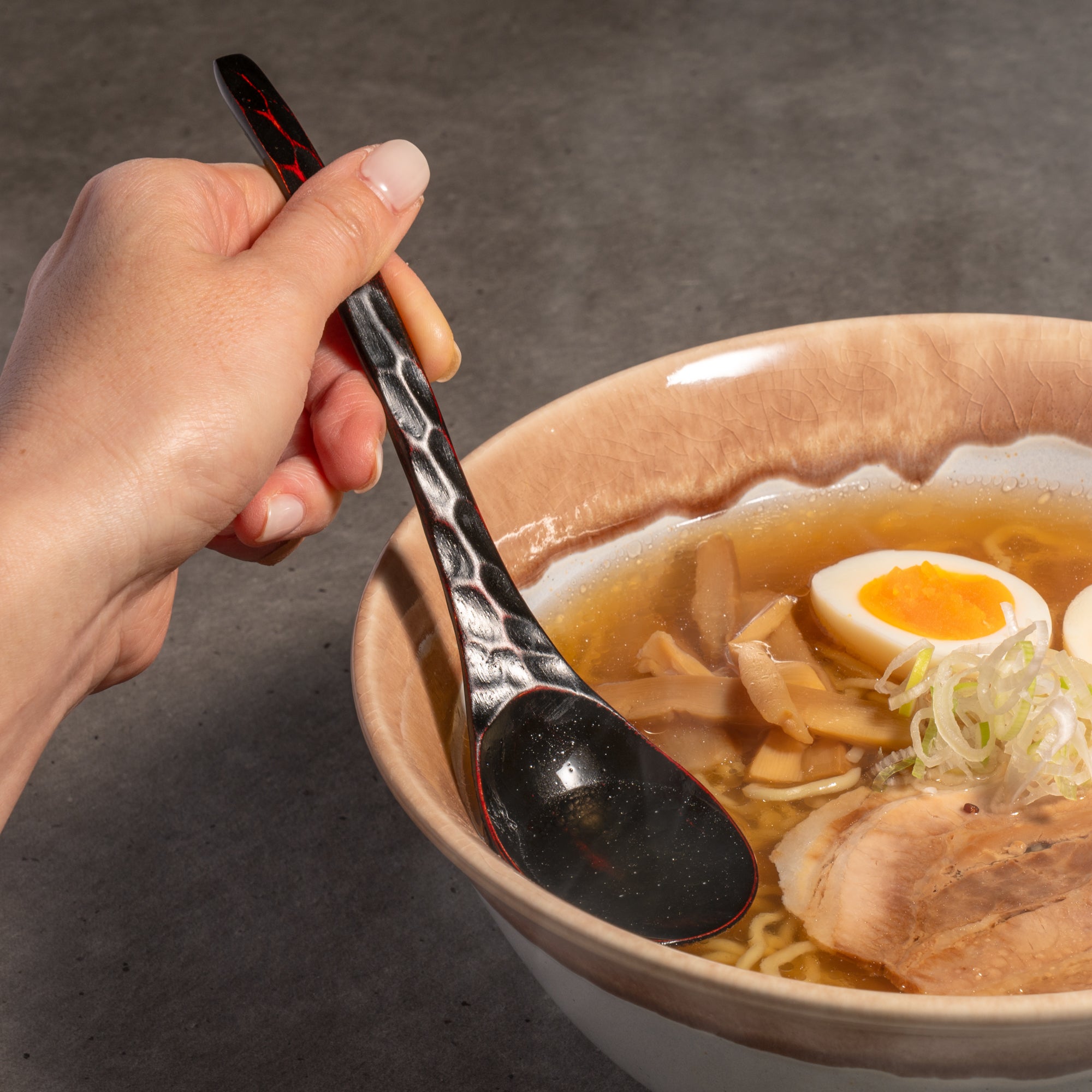Cuchara para ramen con diseño de carey