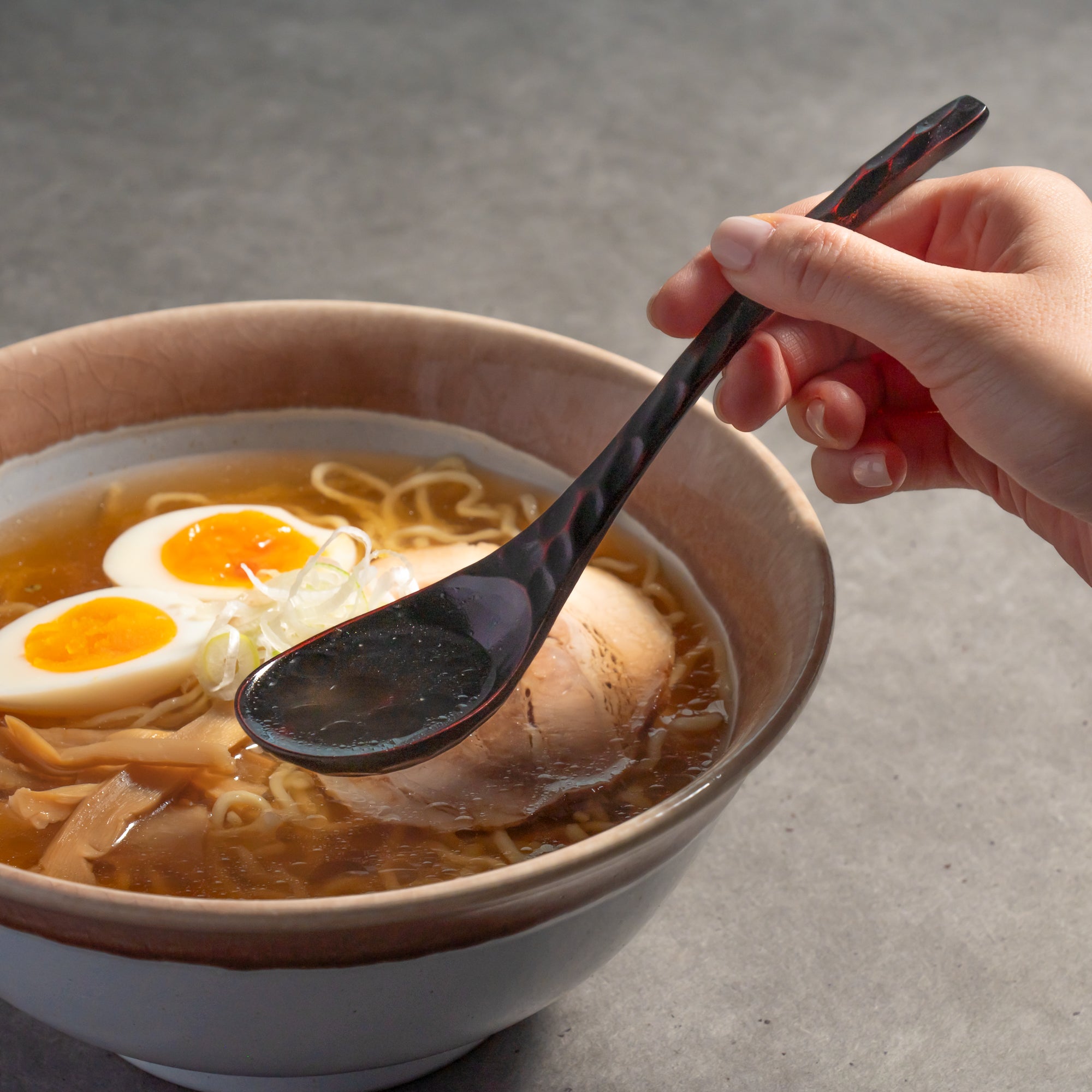 Cuchara para ramen con diseño de carey