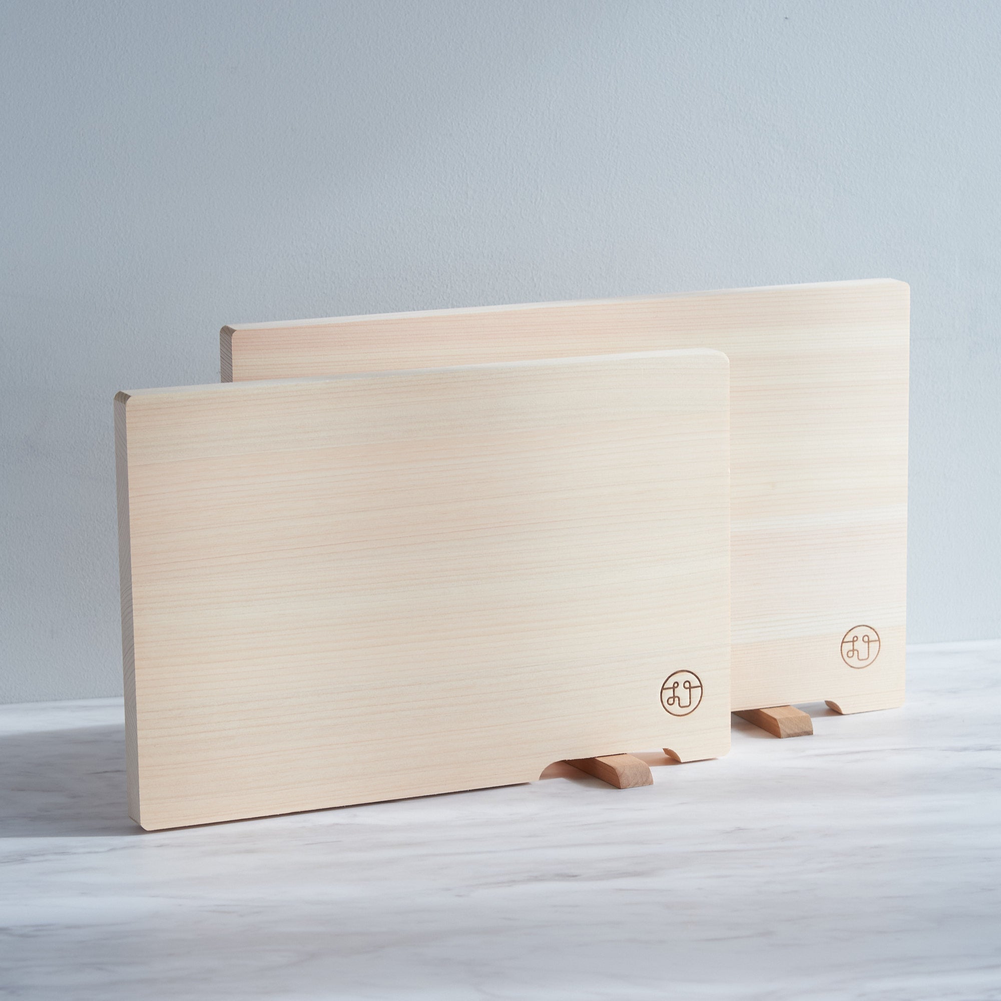Tono Hinoki Rectangular Cutting Board with Stand - Thumbnail 2