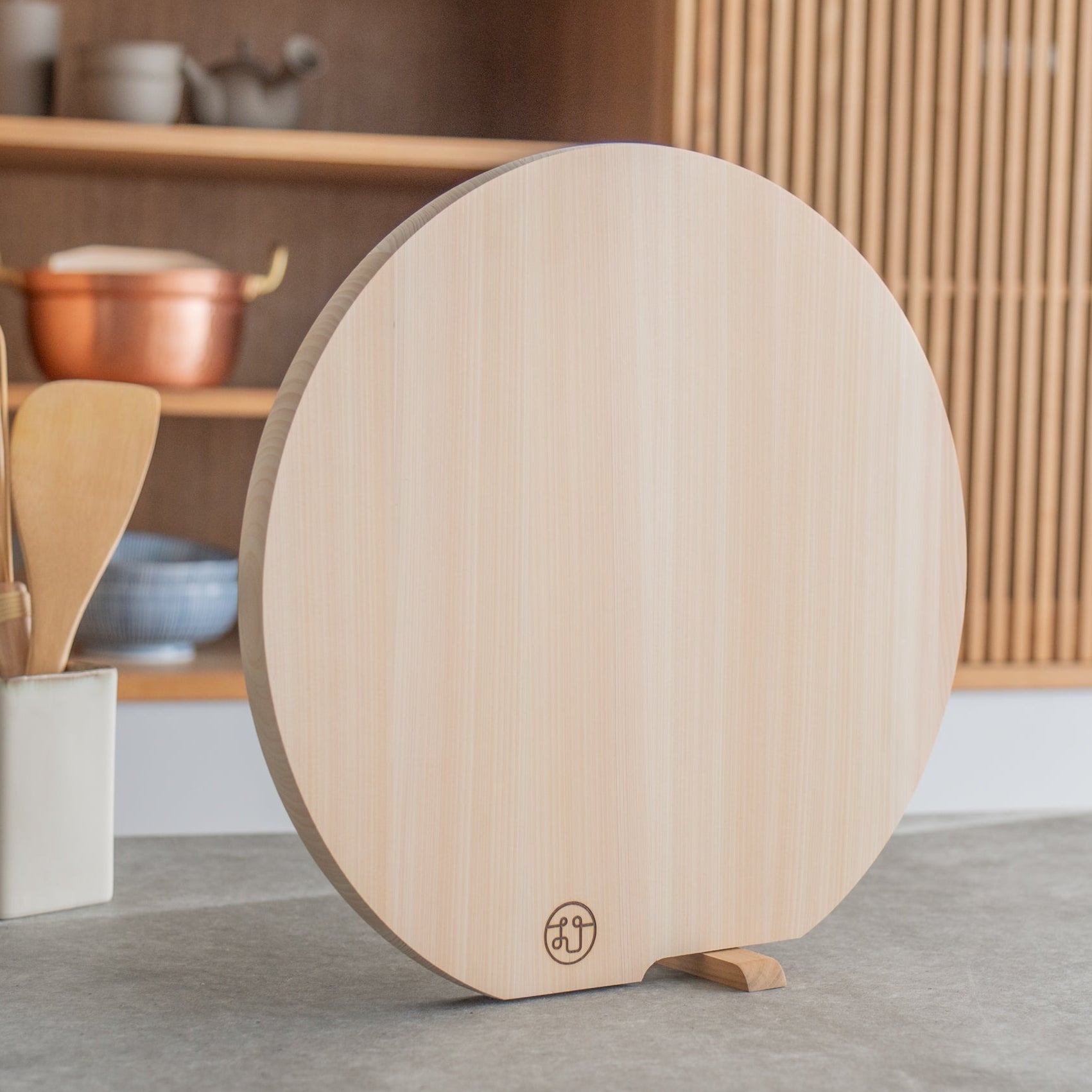 Tono Hinoki Round Cutting Board with Stand