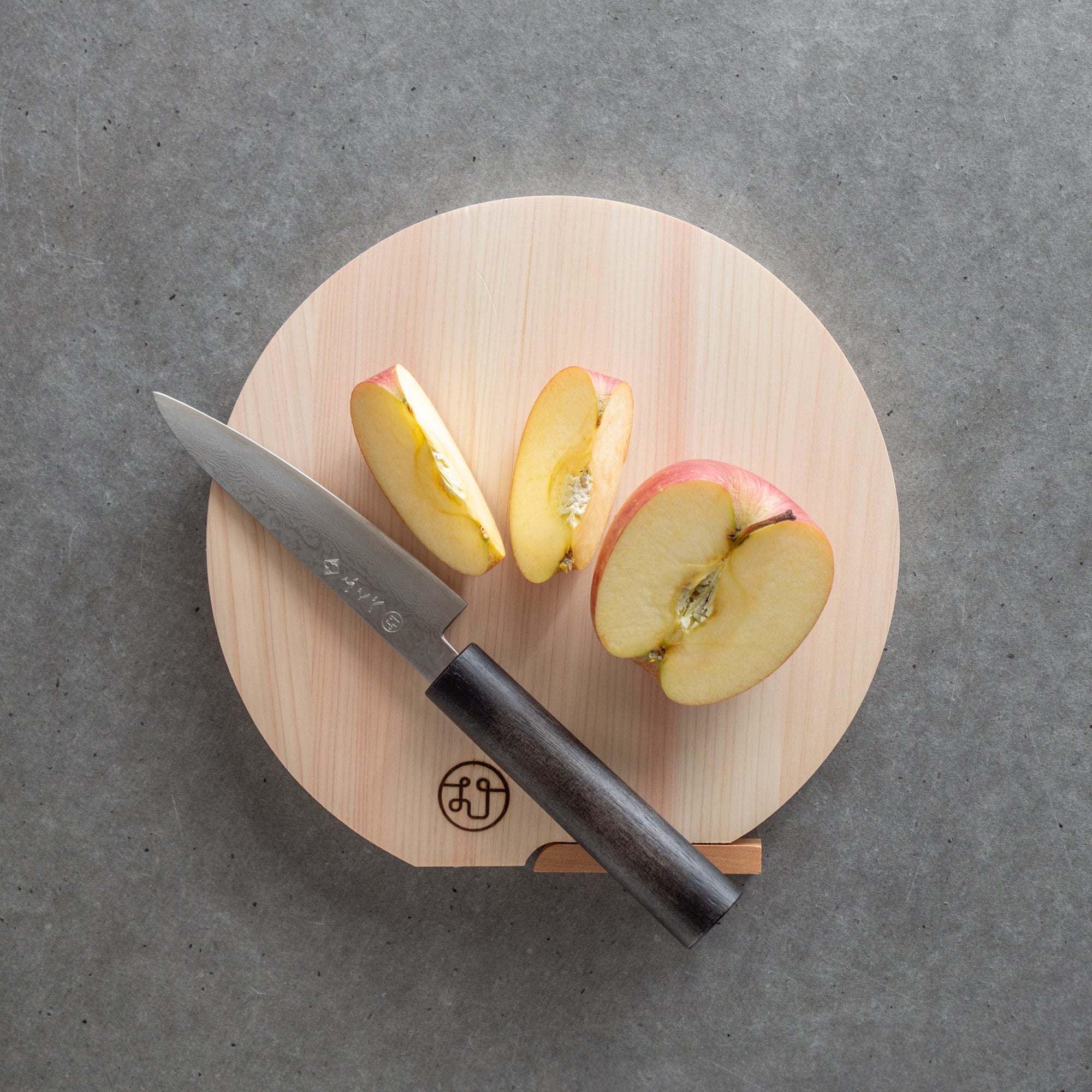 Tono Hinoki Round Cutting Board with Stand