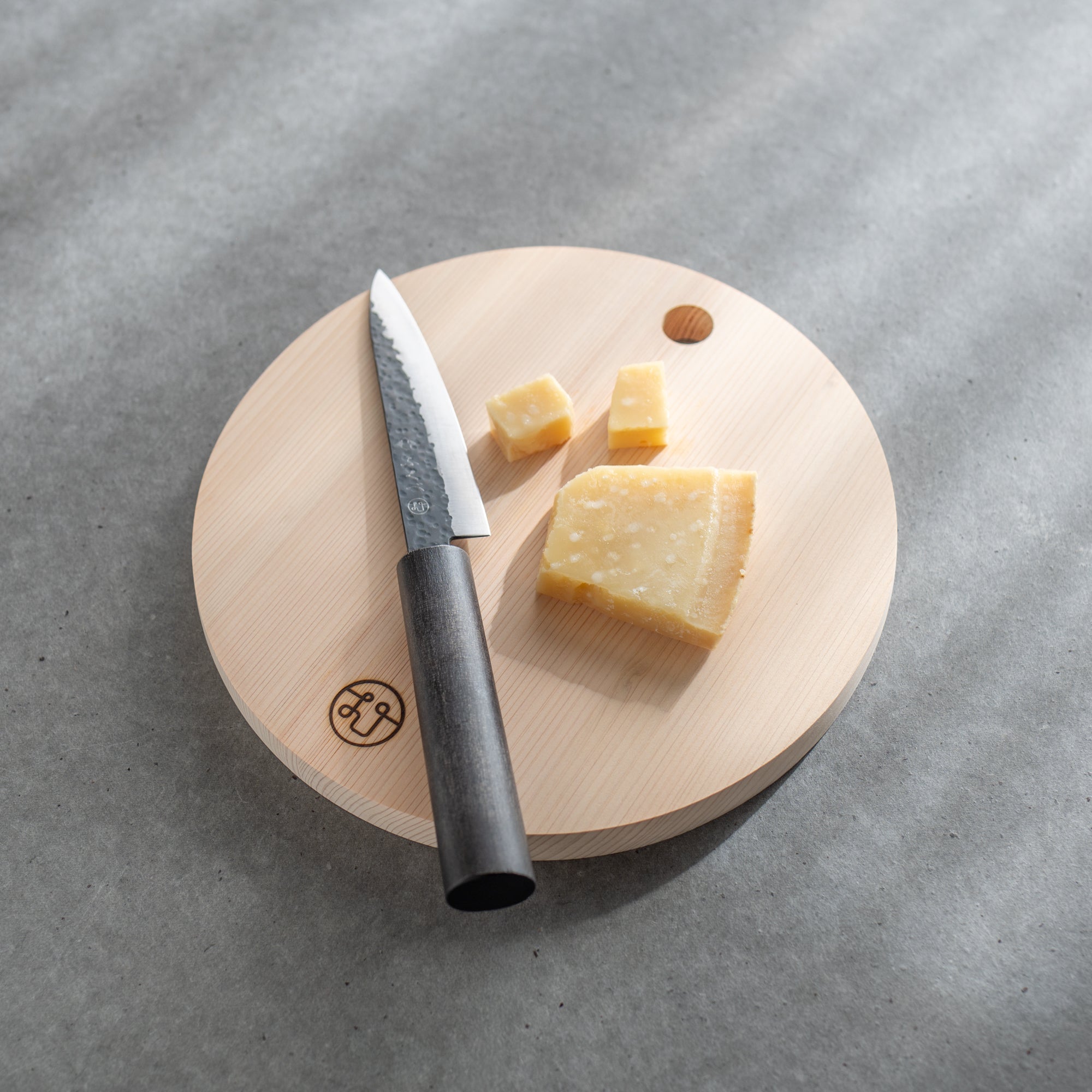 Tono Hinoki Round Cutting Board with Hole