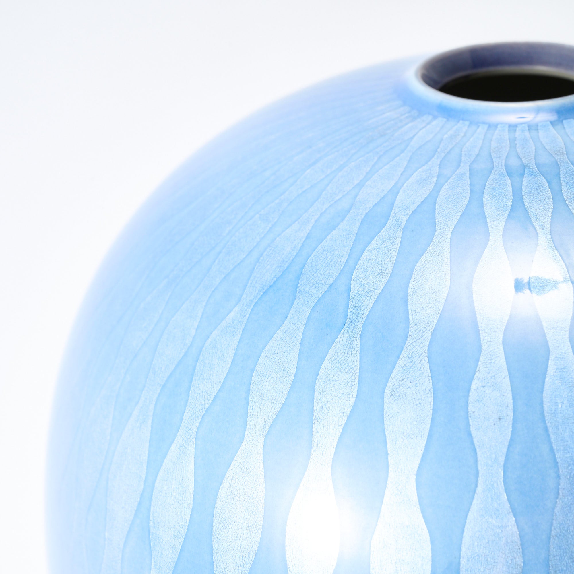 Yuri-Ginsai Pale Azure Rising Steam Pattern Vase