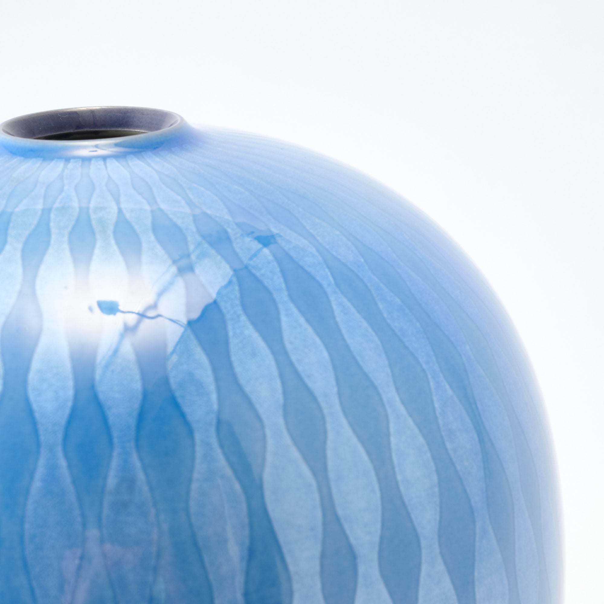 Yuri-Ginsai Pale Azure Rising Steam Pattern Vase