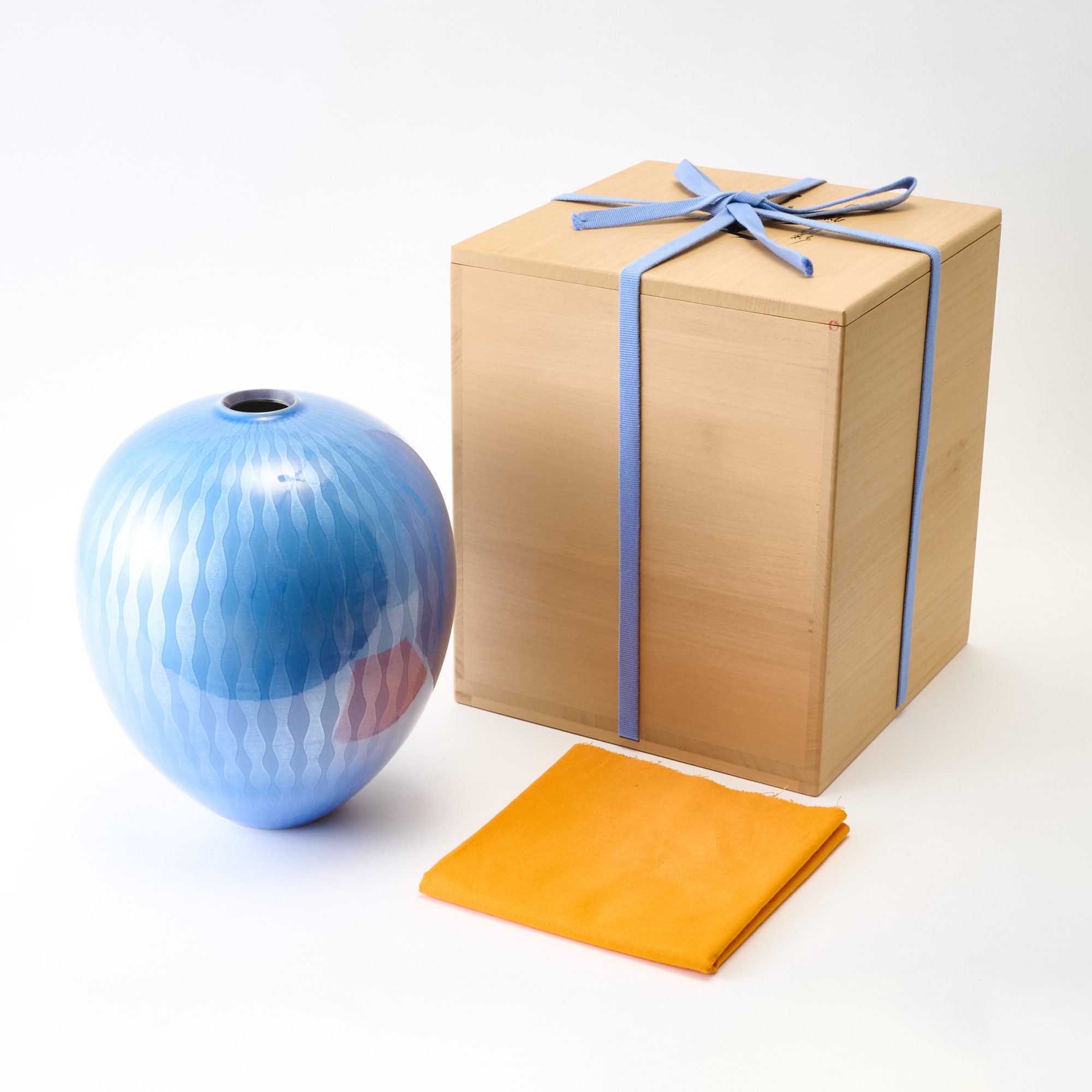 Yuri-Ginsai Pale Azure Rising Steam Pattern Vase