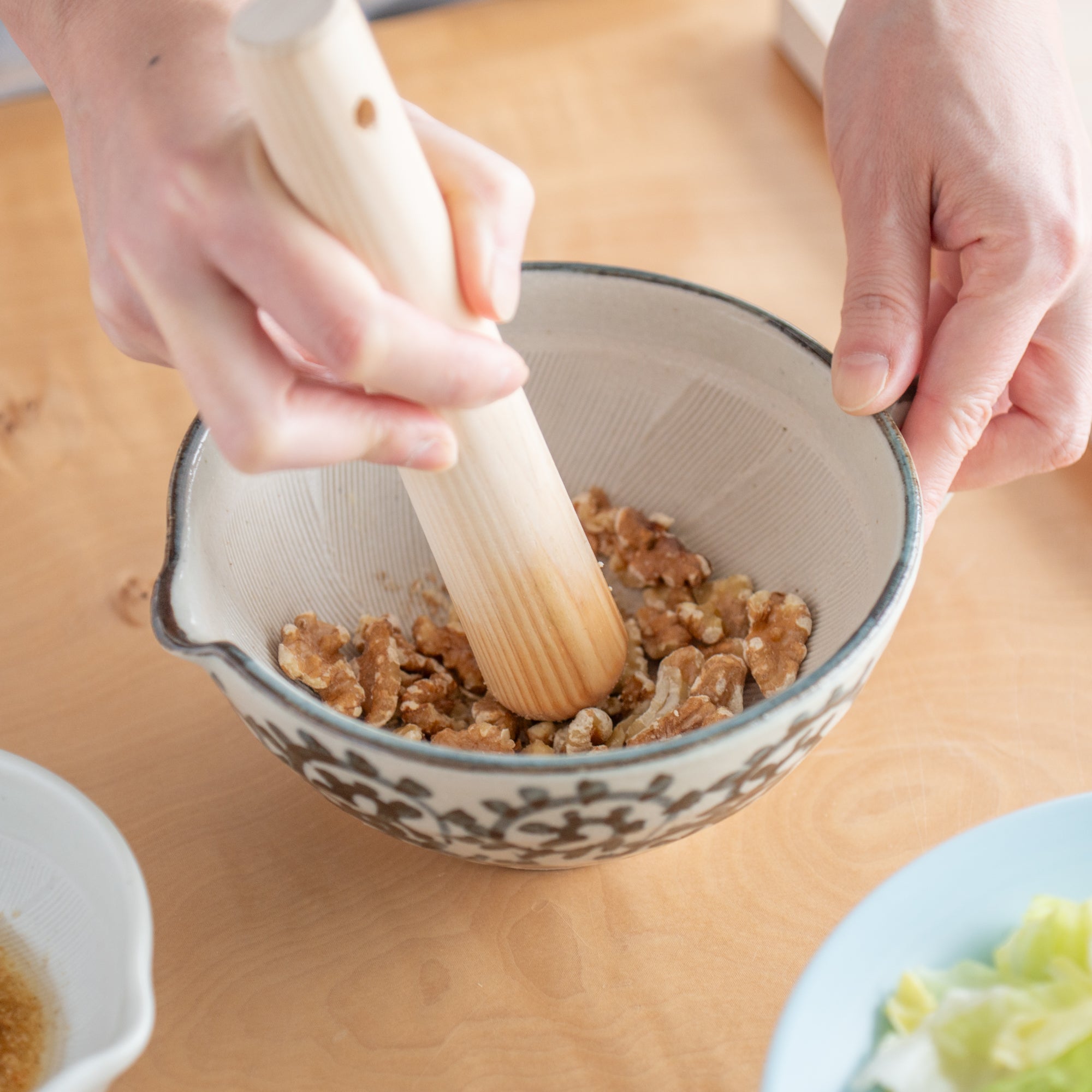 Arabesque Mortar with Spout and Handle 6.1 In