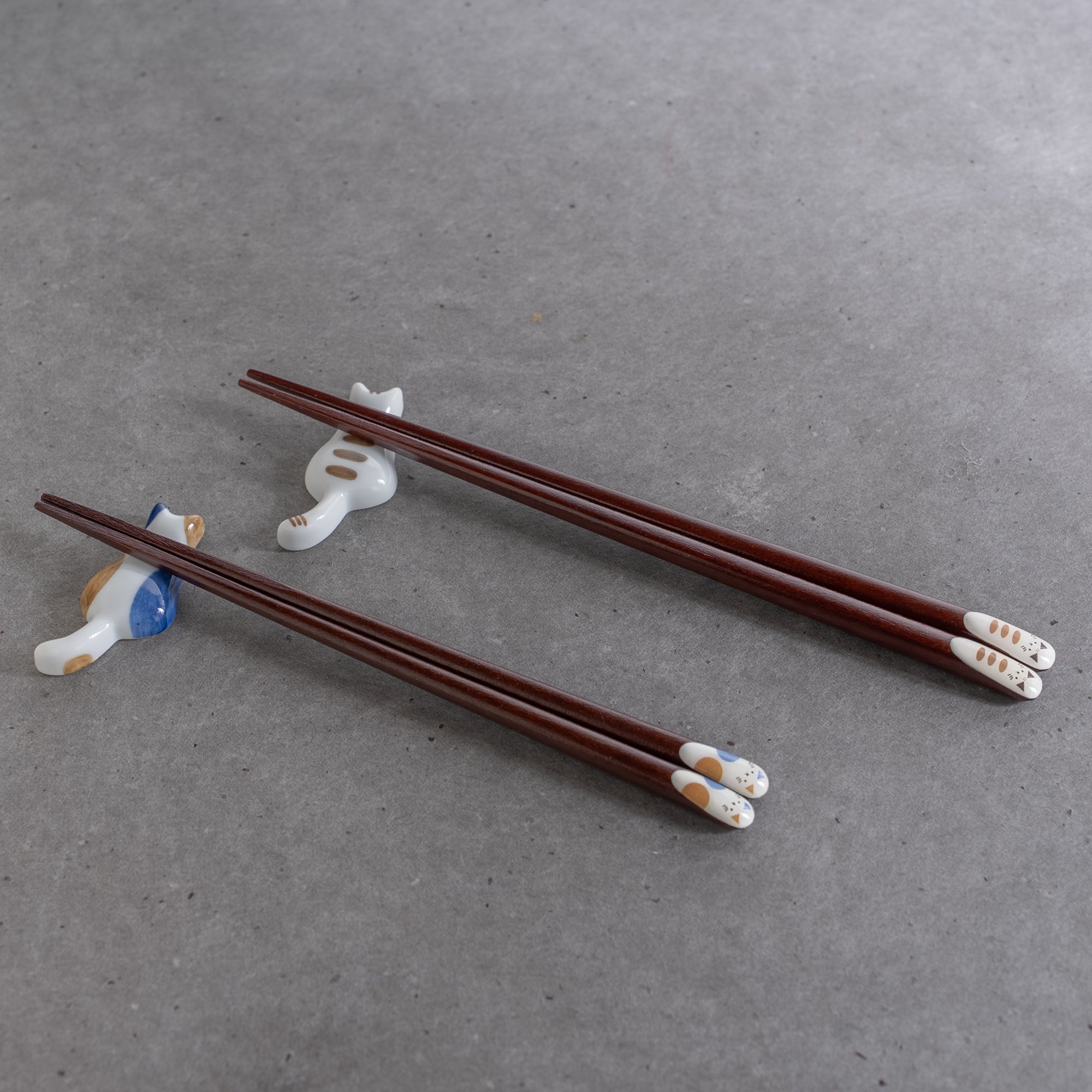 Essstäbchenpaar mit Katzenmuster Satz mit Essstäbchenablagen