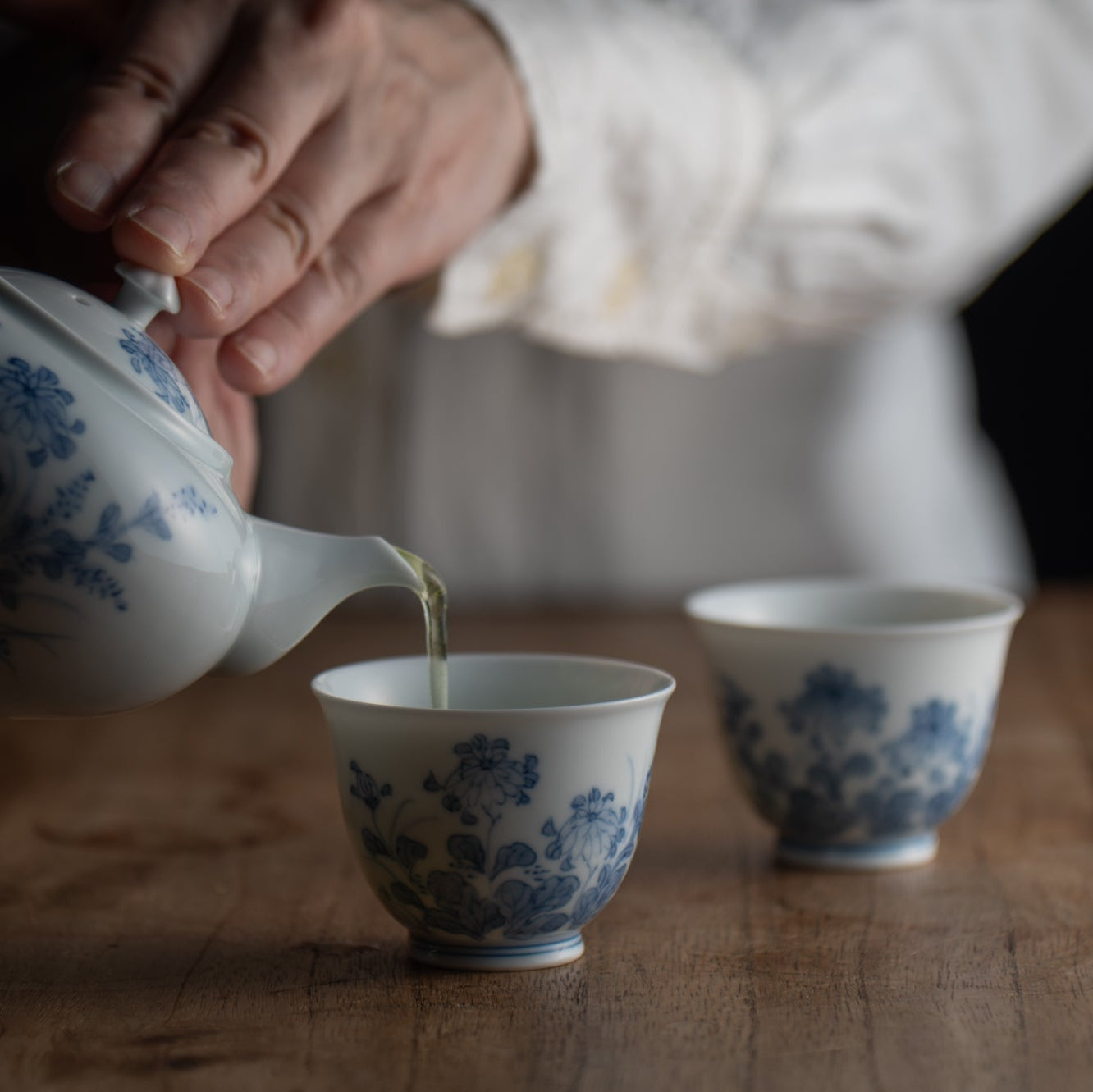 Japanische Teetasse mit Chrysanthemen und Buschklee