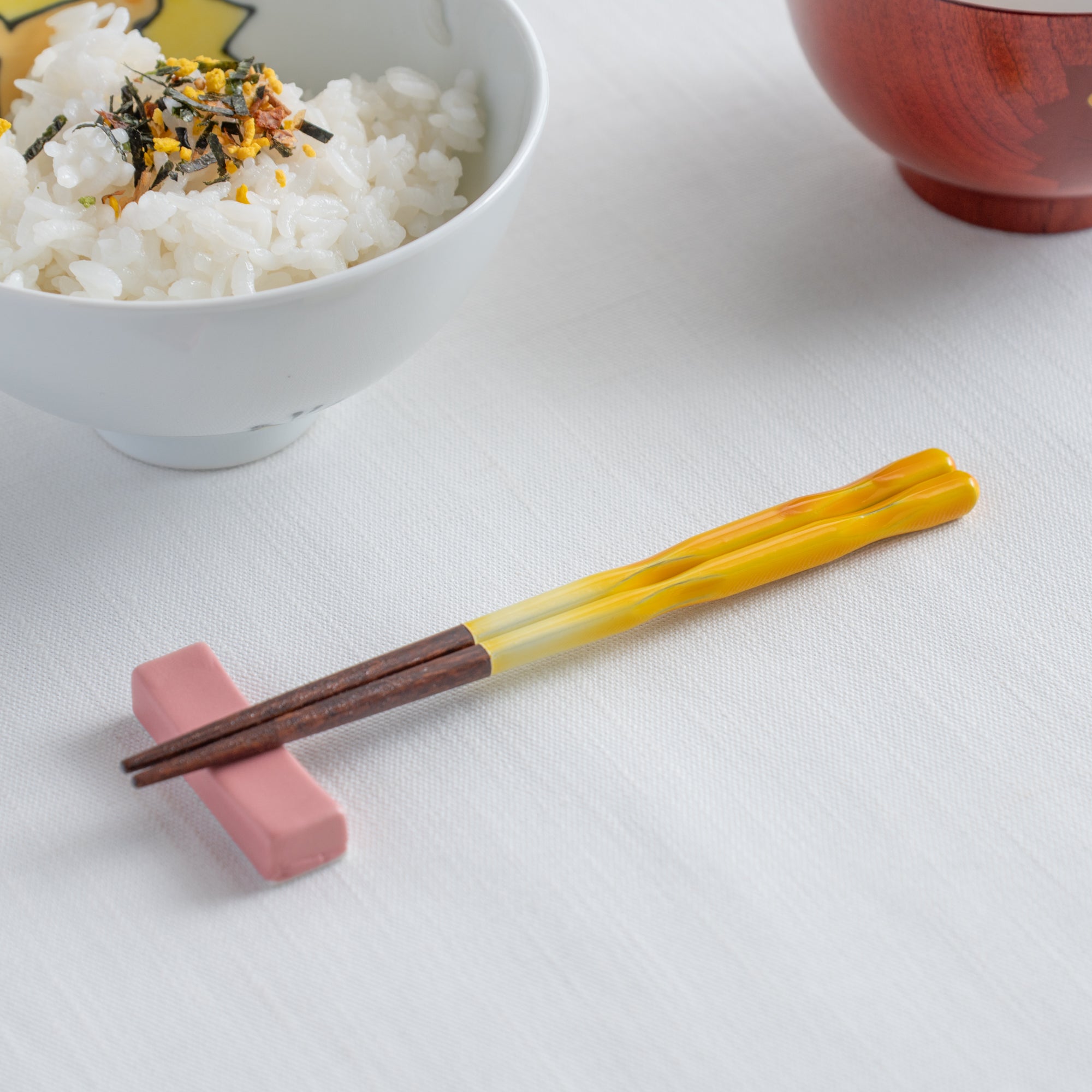 Gelb Perfekte Passform, spülmaschinenfest, wiederverwendbare Essstäbchen aus Wakasa-Lack