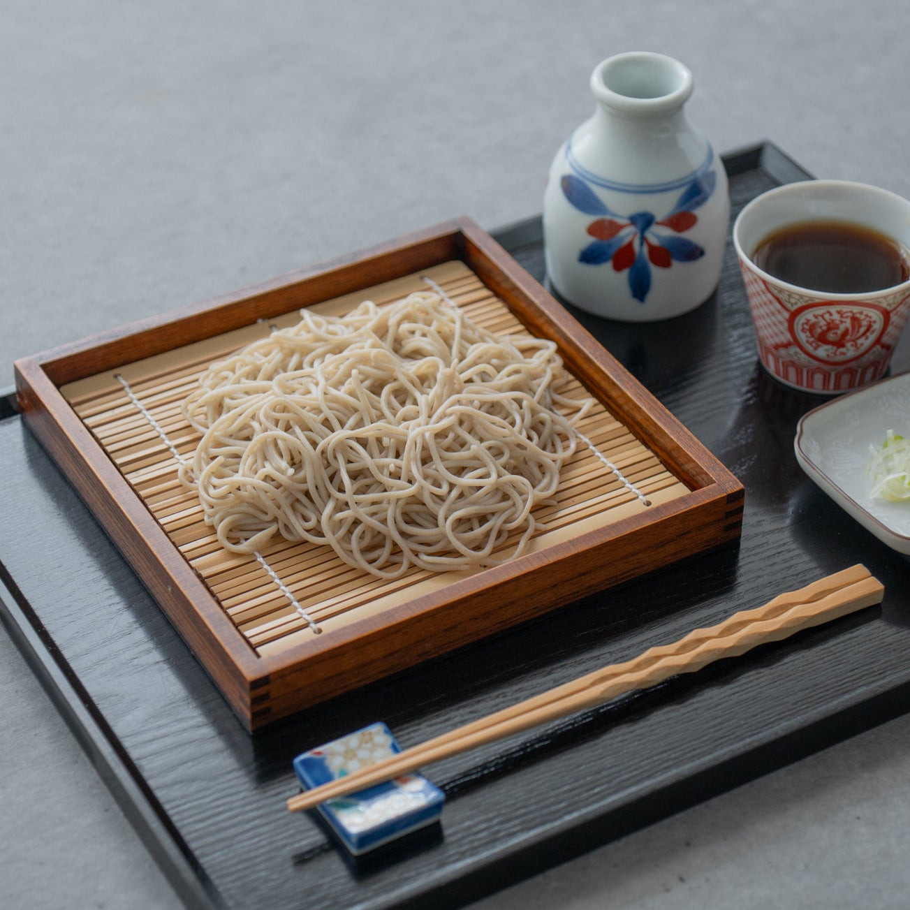 Plateau japonais carré à rebord haut pour soba