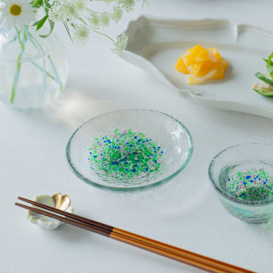 Plato de salsa de colores de las cuatro estaciones