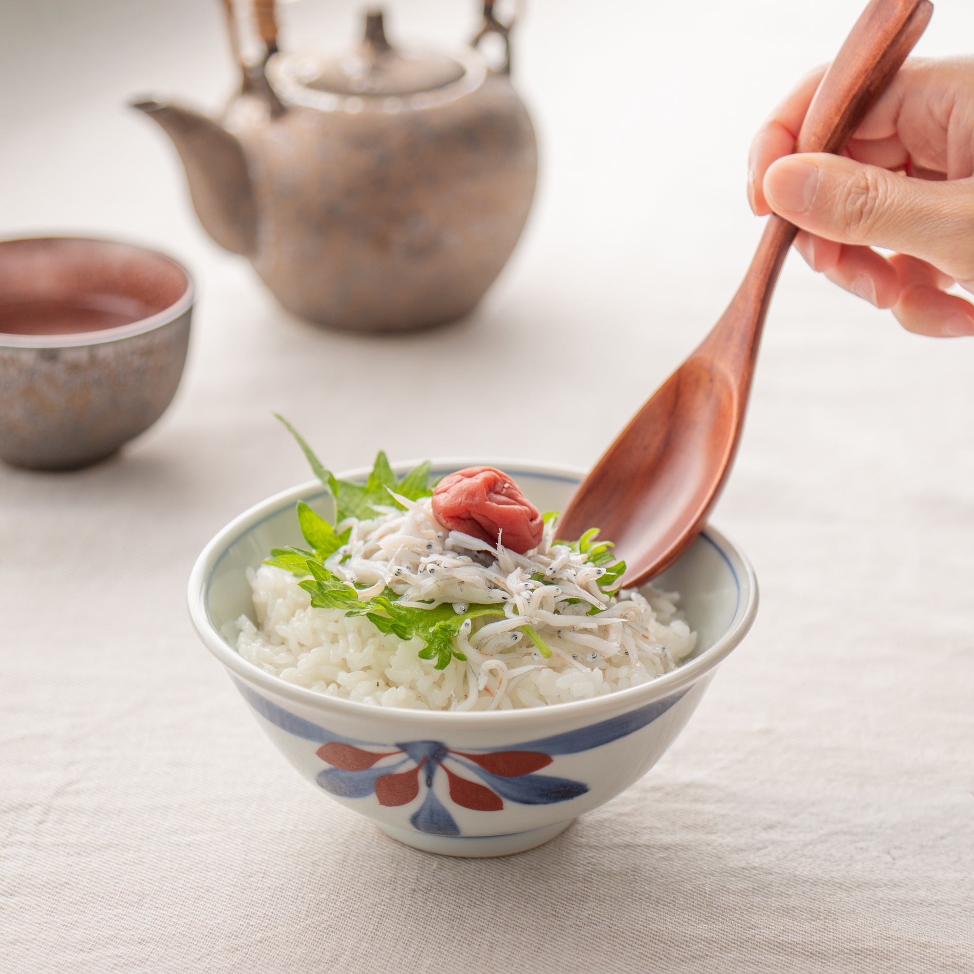 Red and Indigo Chrysanthemum Rice Bowl