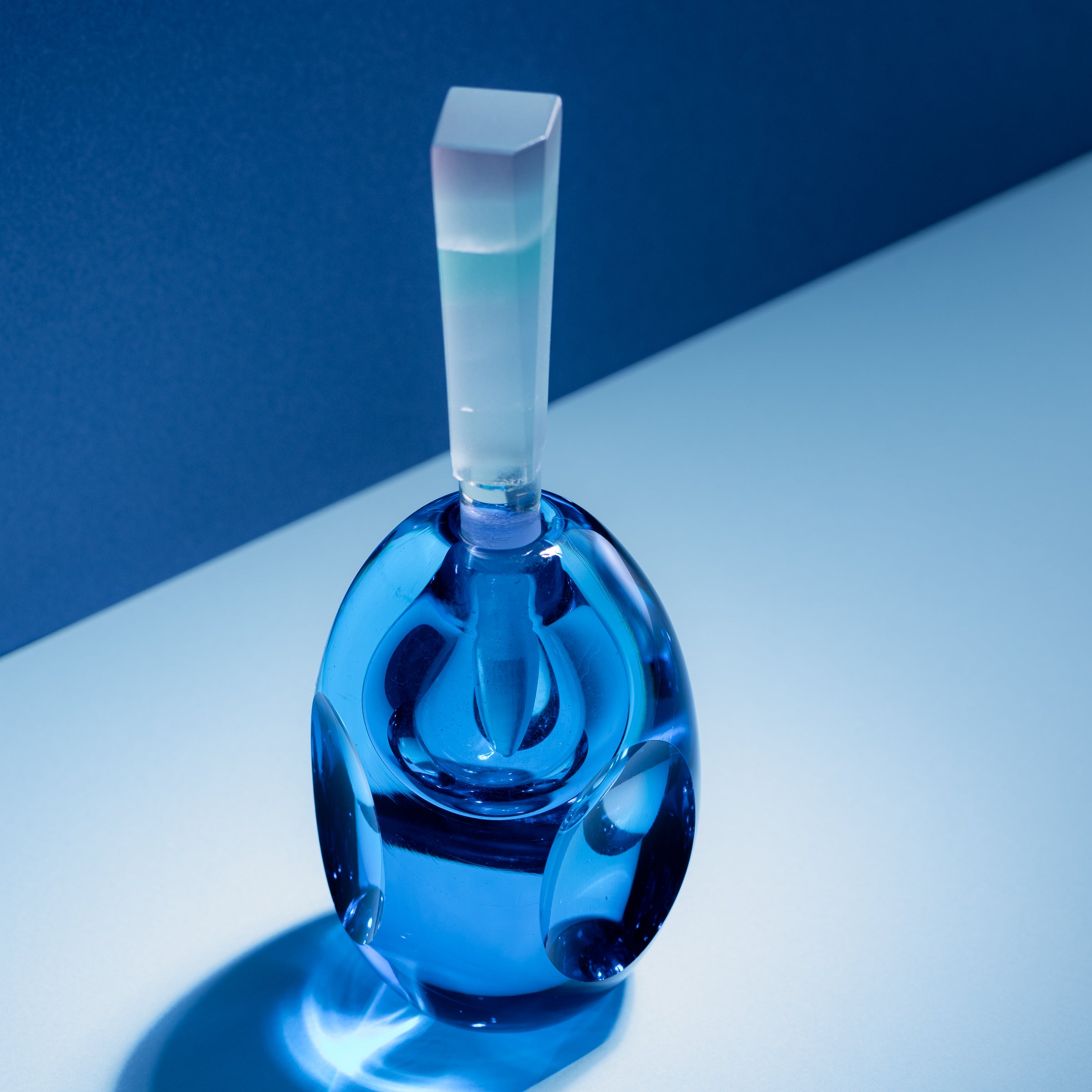 Erinnerungen an die Farben des Ozeans Blau Parfümflasche
