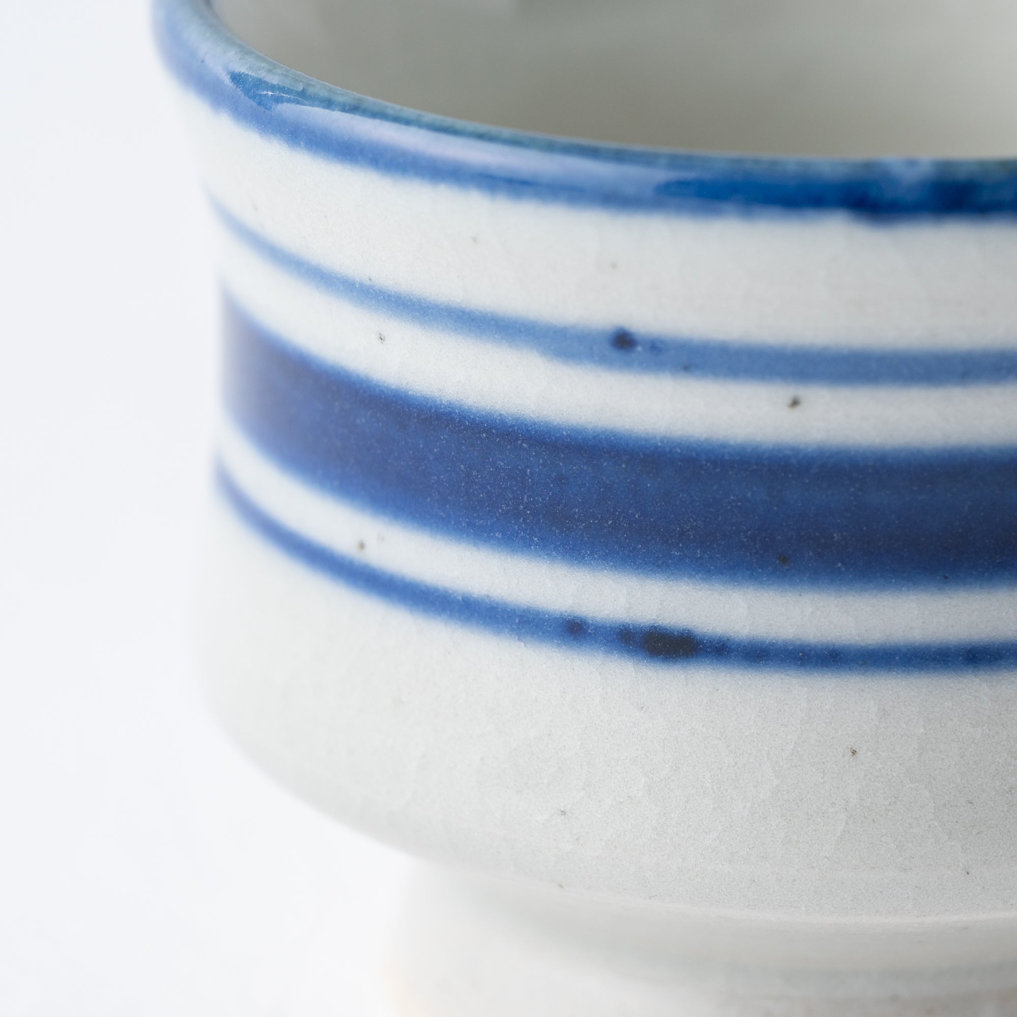Guinomi-Sake-Becher mit blauem Pinselrand