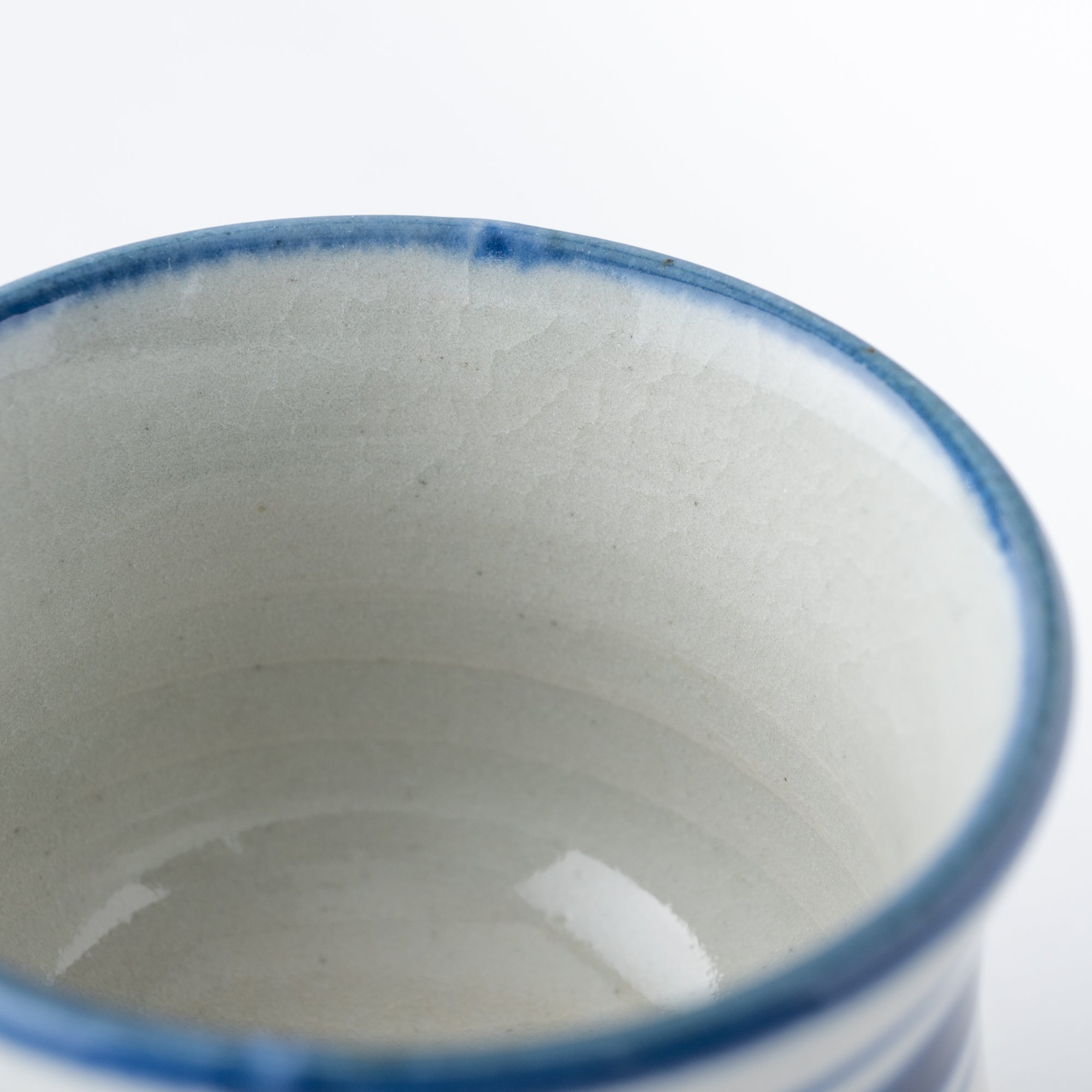Guinomi-Sake-Becher mit blauem Pinselrand