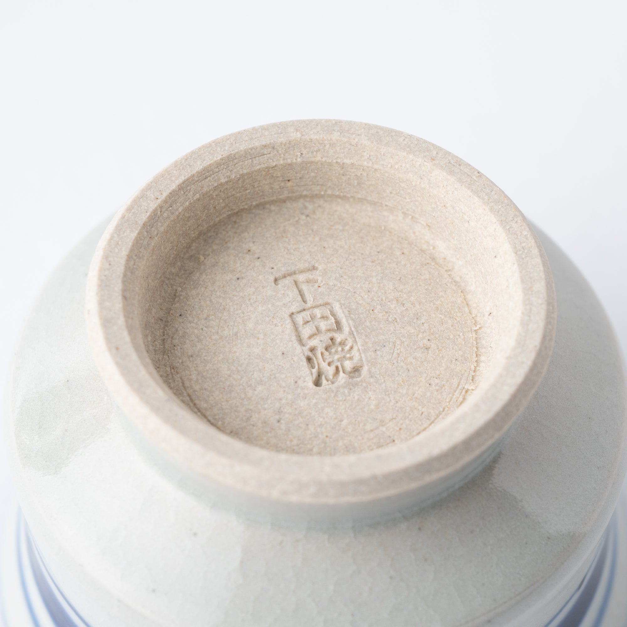 Guinomi-Sake-Becher mit blauem Pinselrand