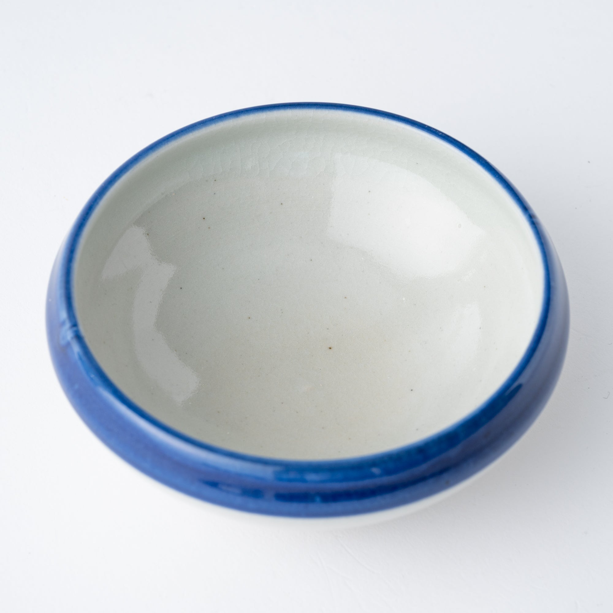 Cuenco pequeño Kobachi con borde de pinceladas azules
