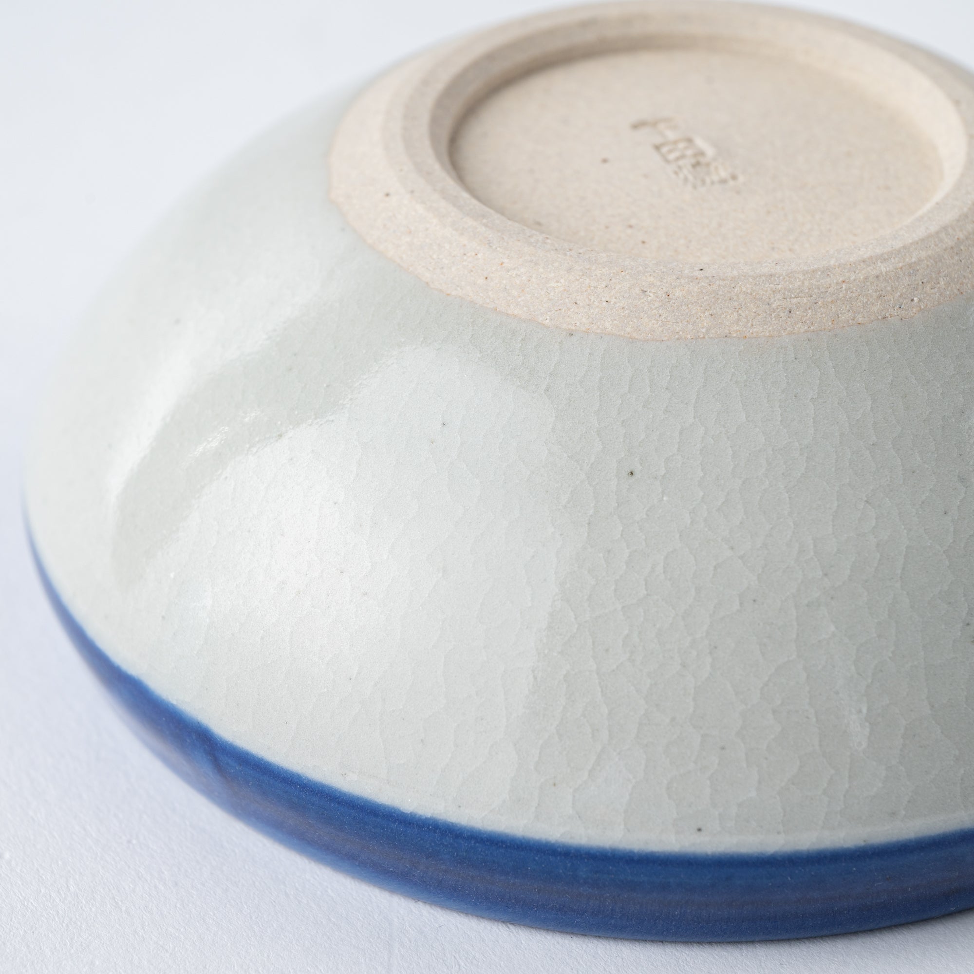 Cuenco pequeño Kobachi con borde de pinceladas azules