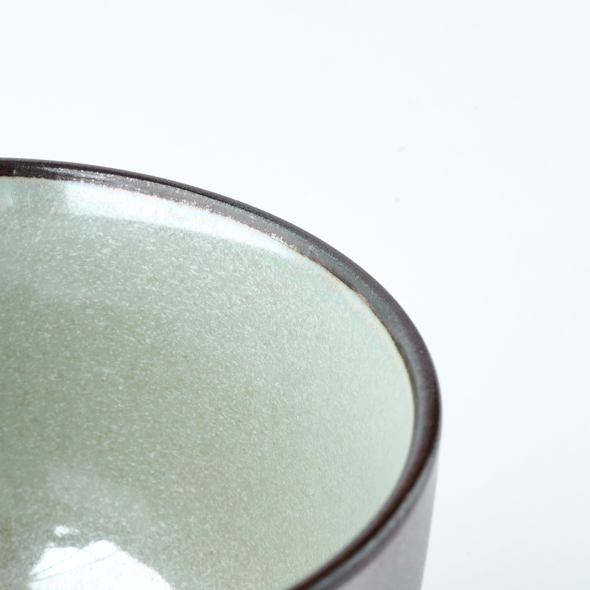 Taza de té japonesa esmaltada con cristales verdes