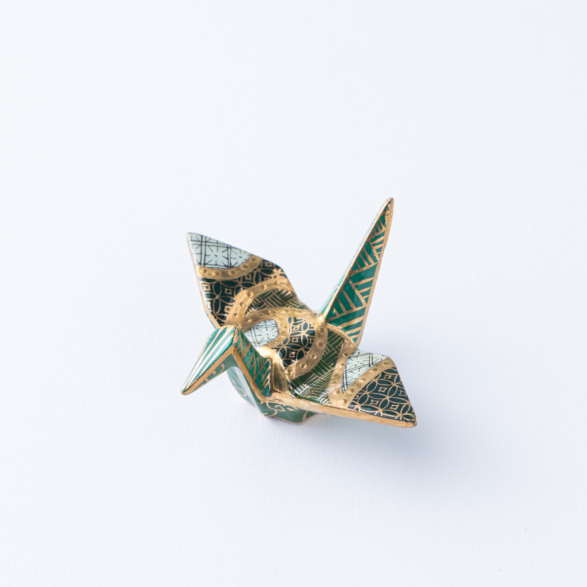 Adorno de Grulla con Patrones Geométricos Verdes