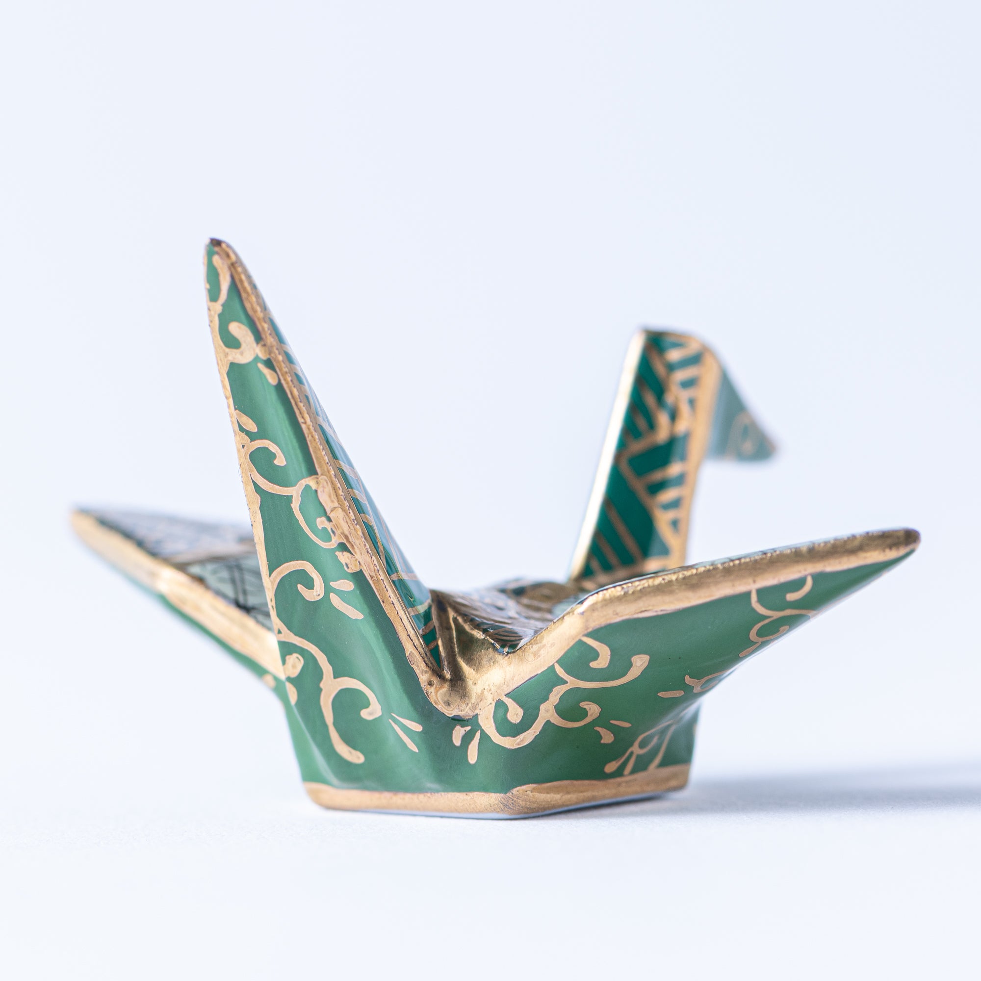 Adorno de Grulla con Patrones Geométricos Verdes