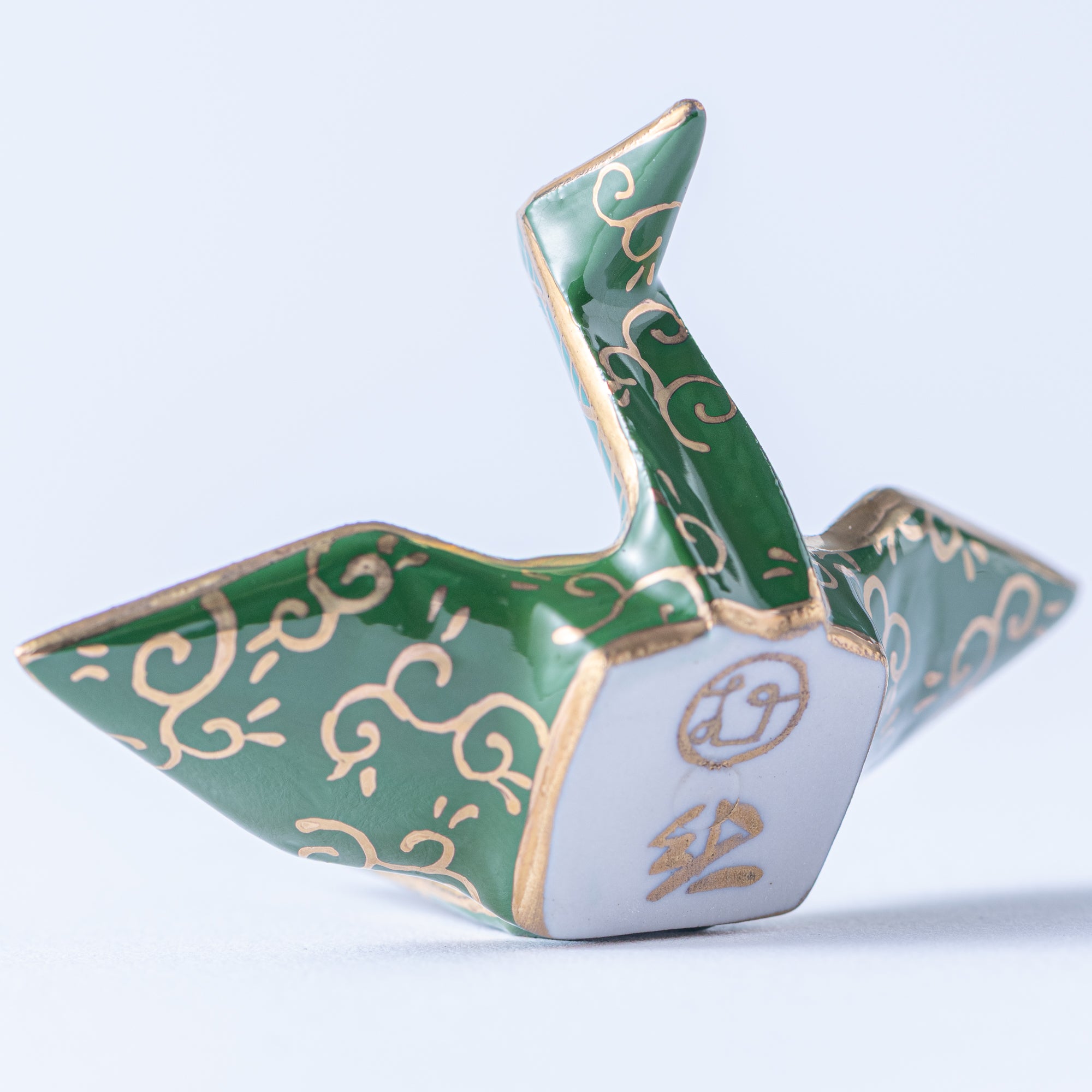 Adorno de Grulla con Patrones Geométricos Verdes