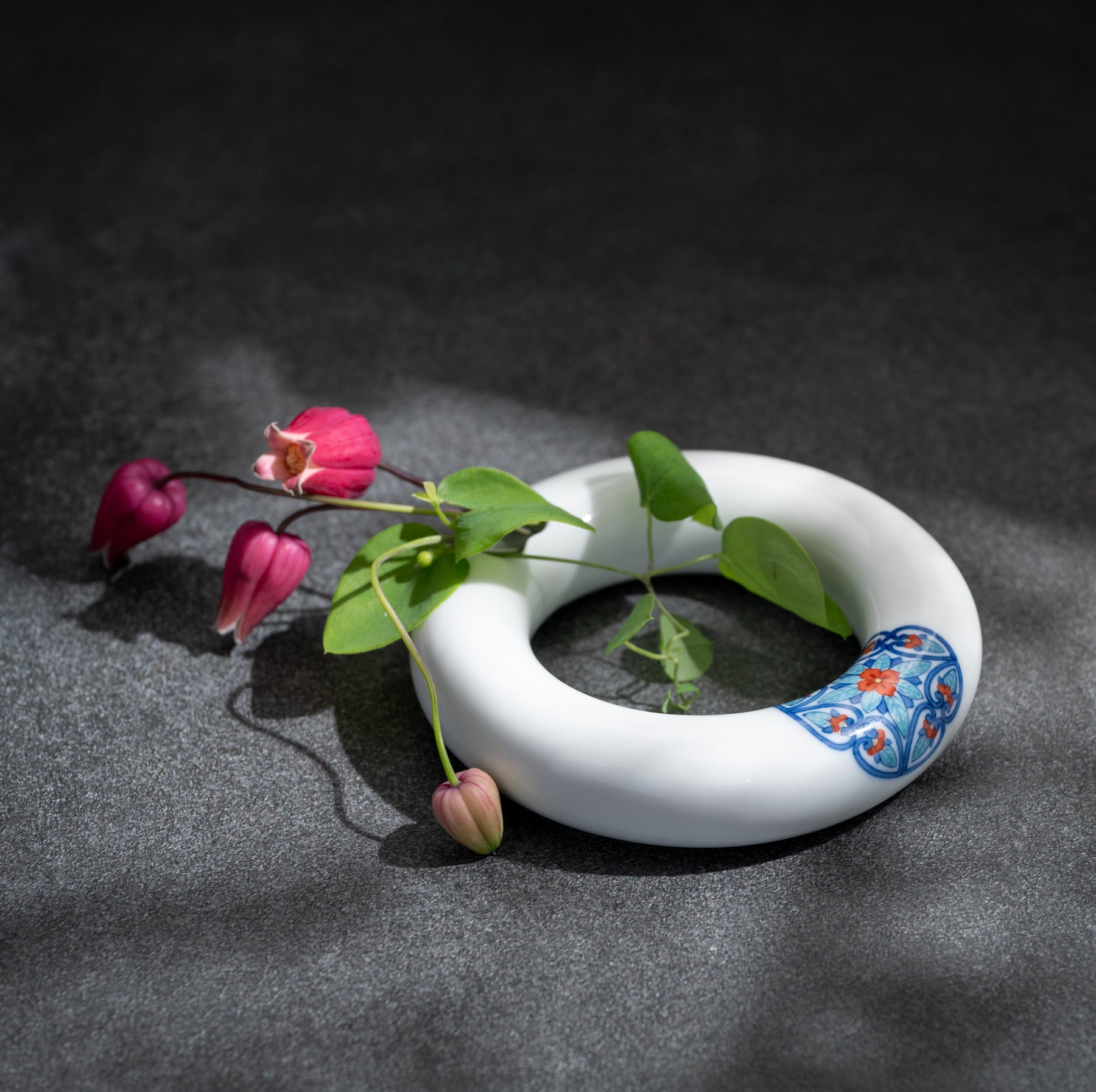 Nabeshima Kaleidoscope Ring Flower Vase S