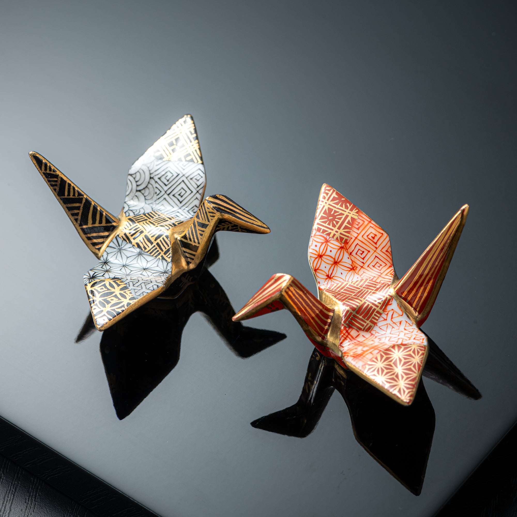 Adorno de Grulla con Patrones Geométricos Rojos