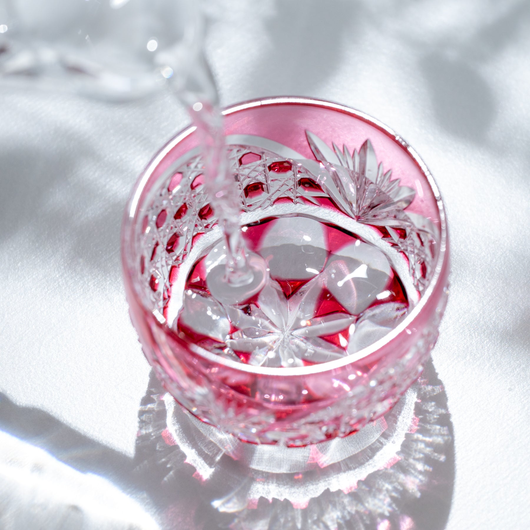 Copa de sake Guinomi de cristal rosa